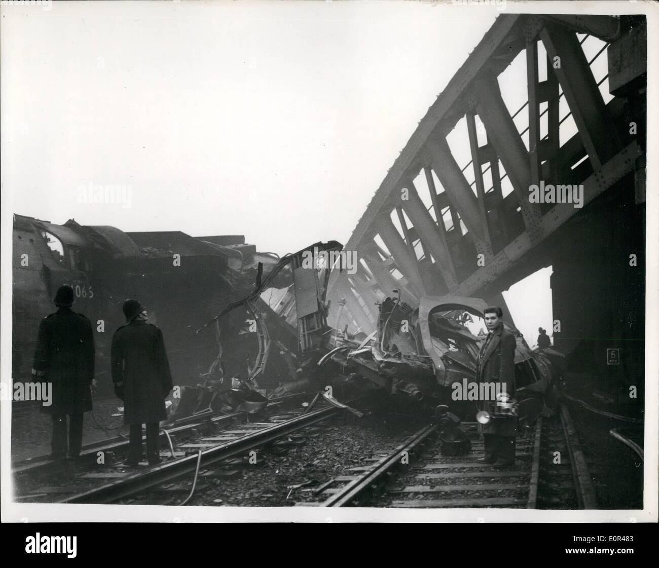 05 déc., 1957 - 5-12-57 61 meurent et 200 blessés dans la catastrophe ferroviaire de Lewisham. Photo : Photo prise tôt ce matin montrant le viaduc qui s'écrasa sur les chariots après la collision entre les deux trains d'hier soir. Banque D'Images