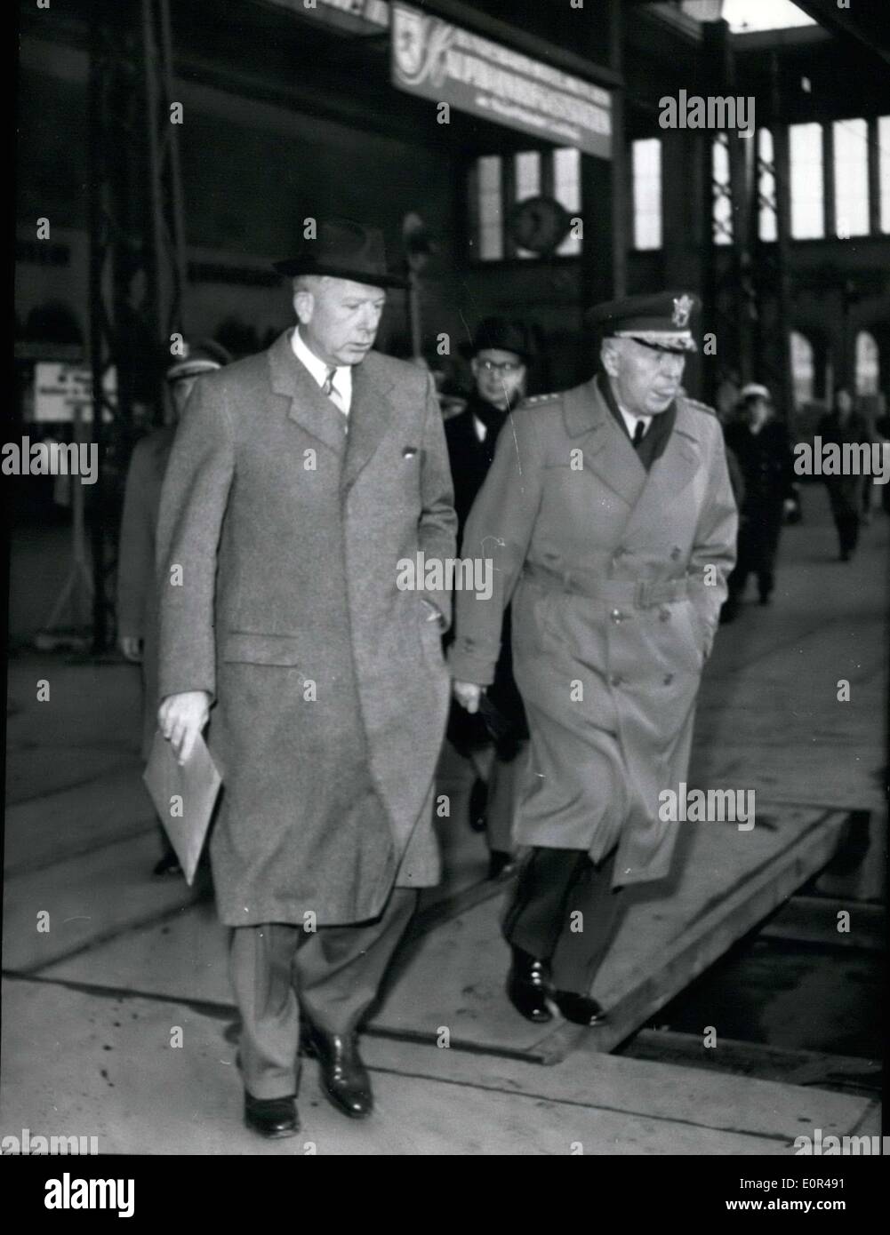 Le 11 décembre 1957 - Le secrétaire à la défense, McElroy à Munich. Banque D'Images