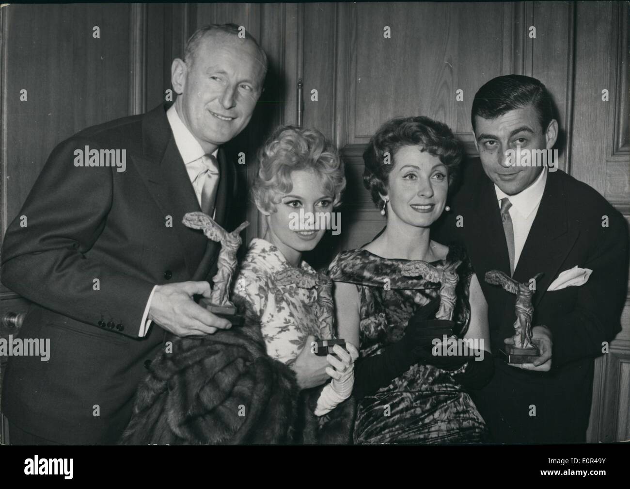 12 décembre 1957 - les meilleurs acteurs et actrices de l'année ont remporté ''des victoires'': ''des victoires (oscars français) ont été attribuées aux meilleurs acteurs et actrices de l'année sélectionnés après un Gallup national. Photos de gauche à droite : Bourvil, Brigitt Bardot? Danielle Darrieux et François Perier. Banque D'Images