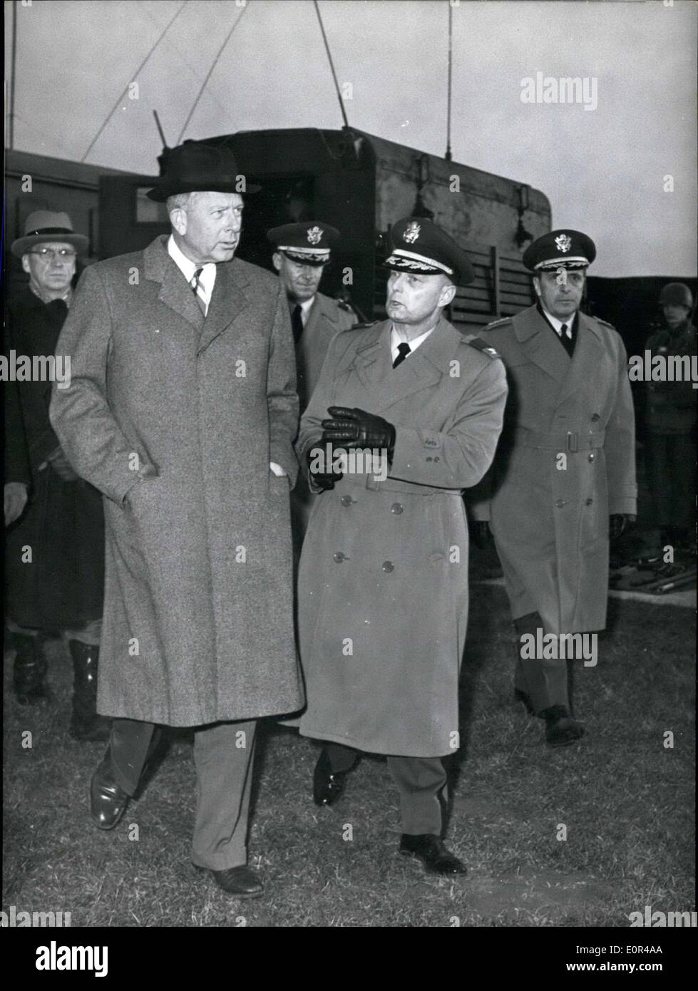 Le 12 décembre 1957 - Le secrétaire à la défense, McElroy(gauche) à Augsbourg avec le général commandant - Principaux Hugh P. Harris, de la Banque D'Images