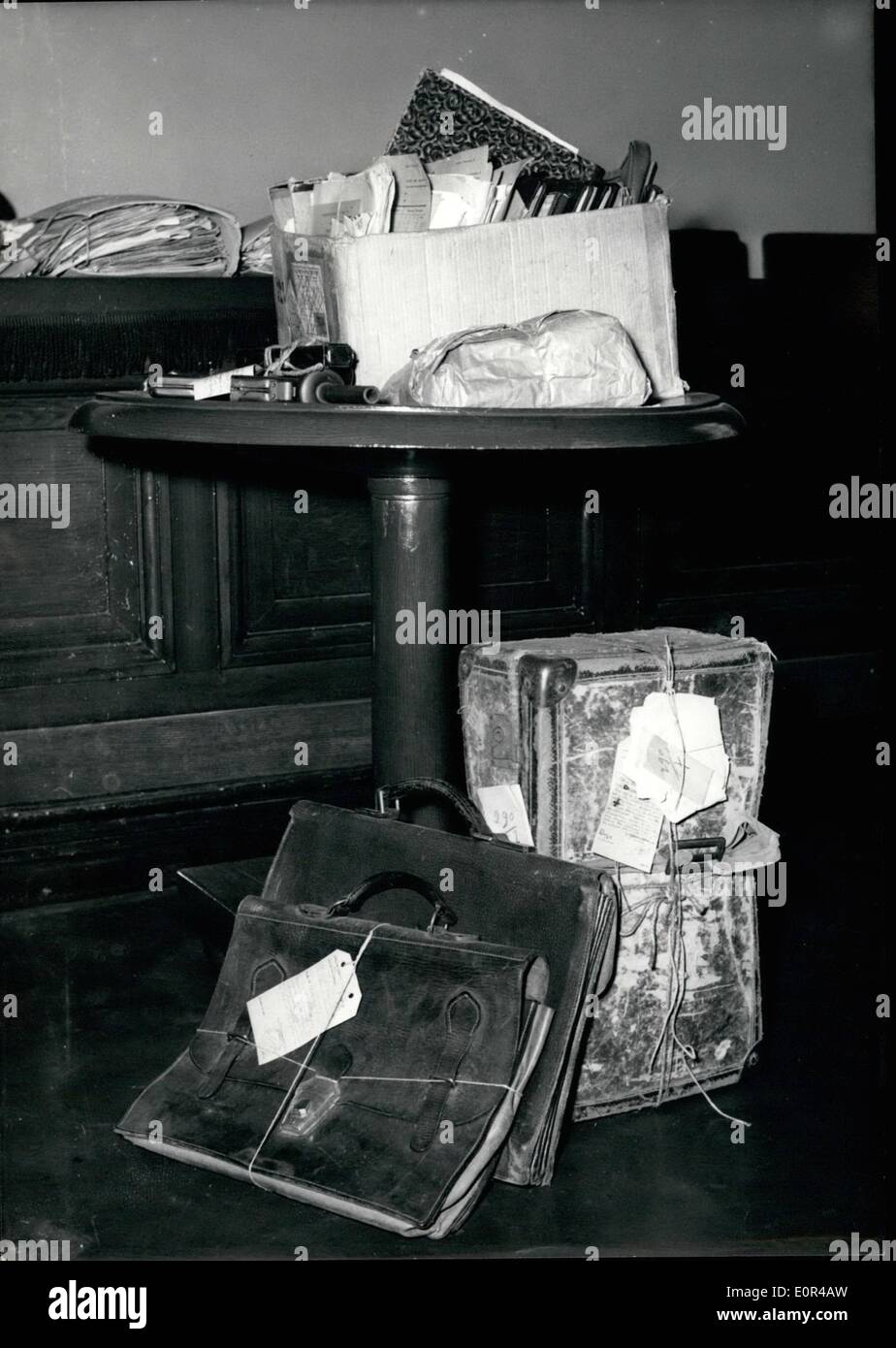 12 déc., 1957 - Francis Bodeman essayé pour double meurtre : Francis Bodeman impliqués dans le meurtre de deux trabesmen Paris Louis Robinard et David Saban a comparu devant le versailles assises cet après-midi. La photo montre la preuve matérielle dans la salle d'audience. Banque D'Images
