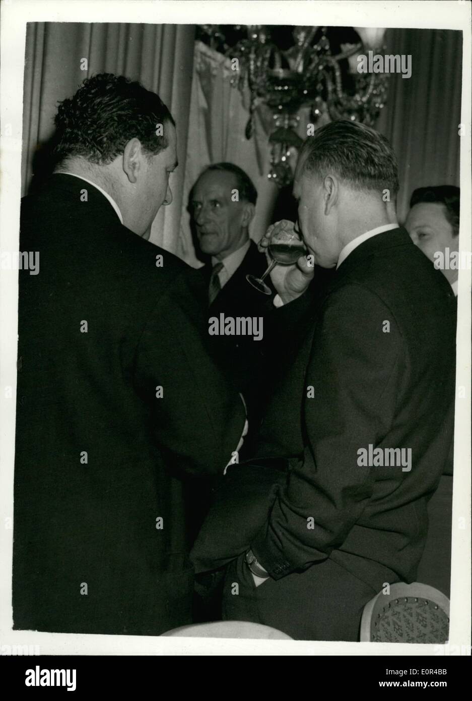 31 janvier 1958 - 31-1-58 L'ambassadeur soviétique en tant qu'invité d'honneur au déjeuner littéraire Foyles. L'invité à l'honneur littéraire Foyles Déjeuner au Dorchester Hotel, Park Lane cet après-midi a été M. Jacob Malik l'ambassadeur soviétique à Londres en hommage à l'artistique et littéraire scientifique réalisations de l'URSS. Photo : Keystone montre M. Jacob Malik debout avec la main dans sa poche comme il boit un verre de bière anglaise à l'arrivée pour le déjeuner cet après-midi. Banque D'Images