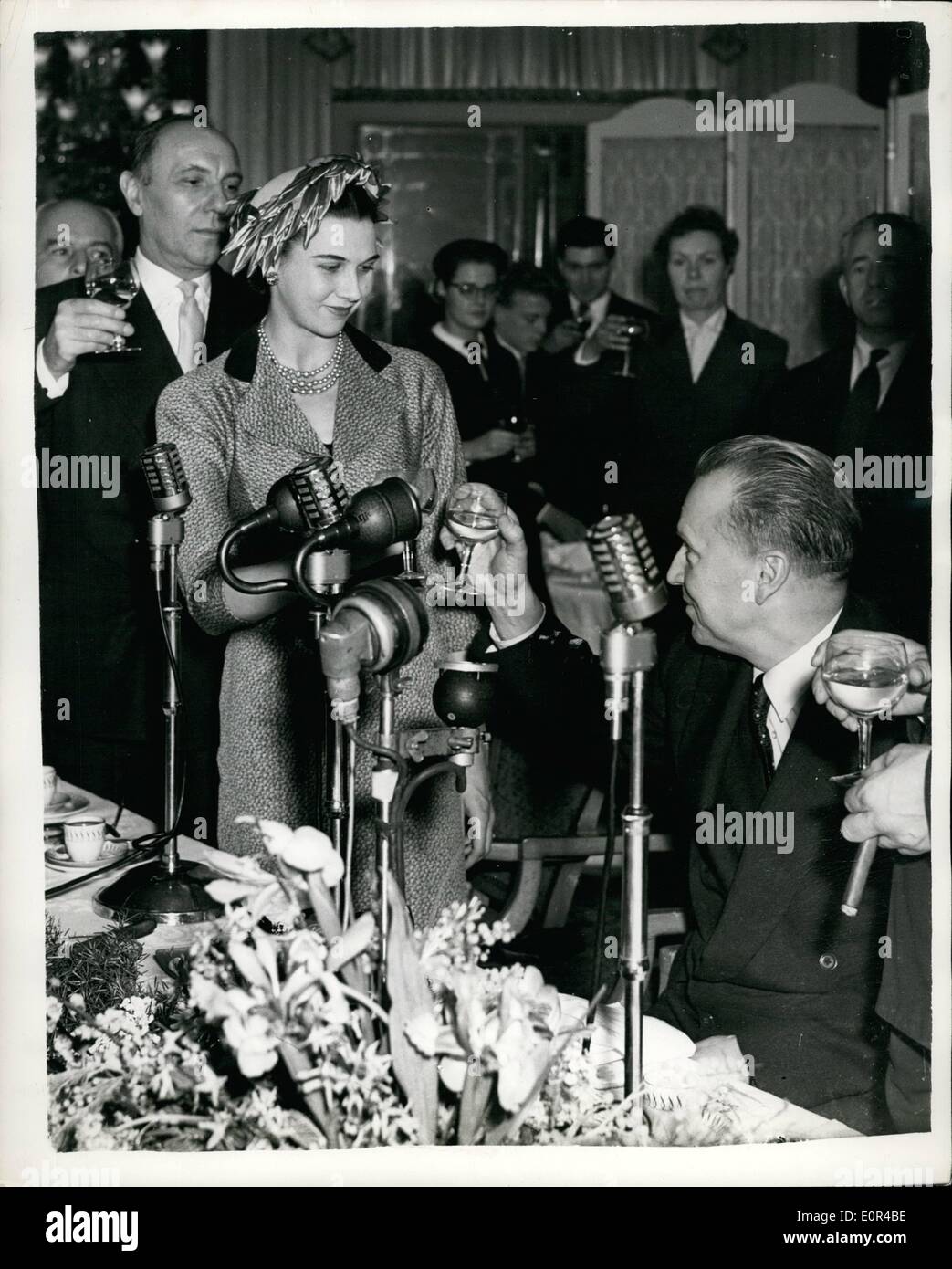 10 févr. 01, 1958 - 1-2-58 L'ambassadeur soviétique en tant qu'invité d'honneur au déjeuner littéraire Foyles. L'invité à l'honneur littéraire Foyles Déjeuner au Dorchester Hotel, Park Lane cet après-midi a été M. Jacob Malik l'ambassadeur soviétique à Londres en hommage à l'artistique et littéraire scientifique réalisations de l'URSS. Photo : Keystone montre béryl gris, la prima ballerina, qui sont rentrés d'une tournée de la Russie, où elle a dansé avec le Bolchoï, propose un toast à M. Jacob Malik au déjeuner hier. Dans l'arrière-plan est Sir Ralph Richardson. Banque D'Images