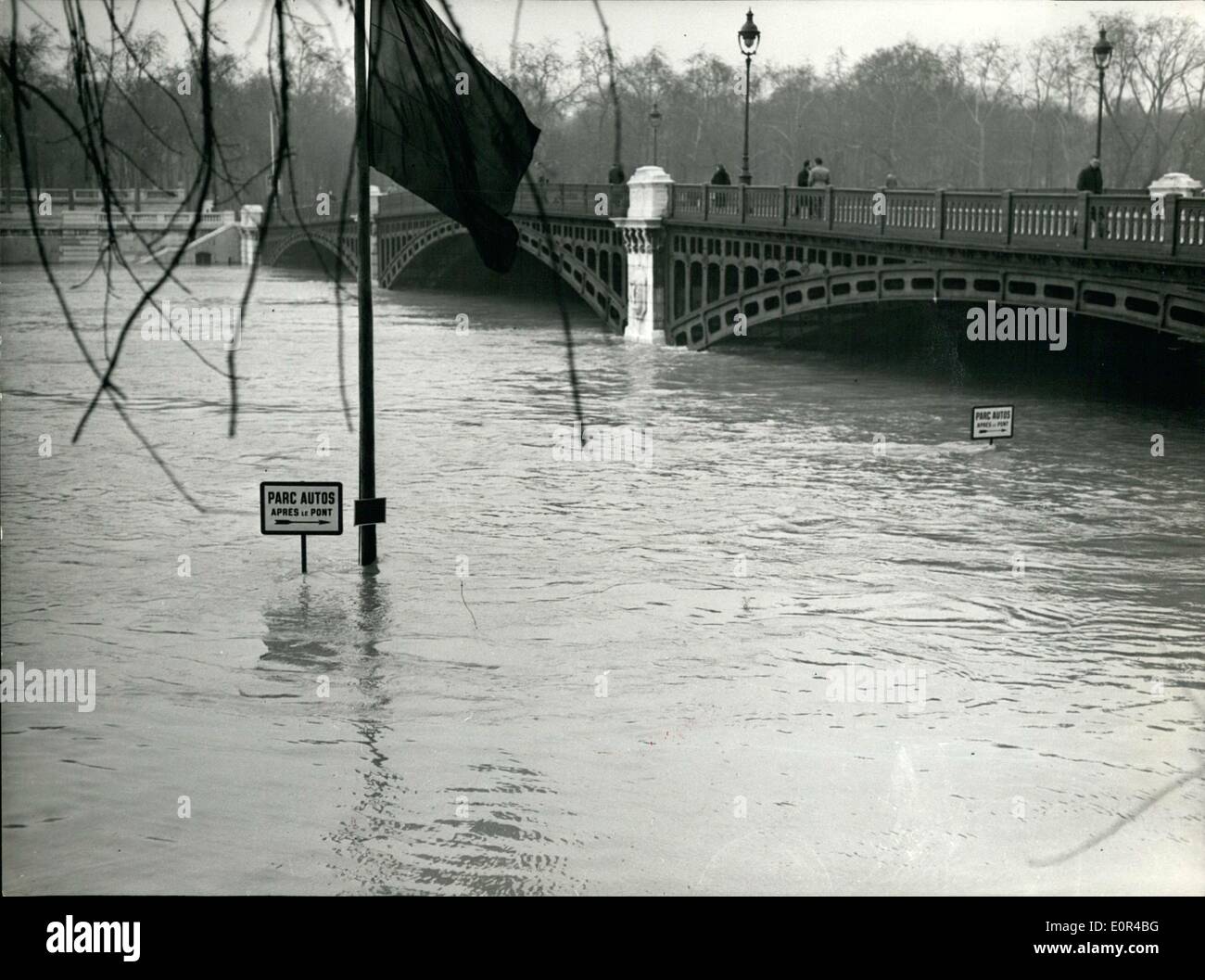 10 févr. 02, 1958 - Le froid, la neige et les inondations sweep France-Seine monte à Paris : Photo montre près de Solferino combler l'espace de stationnement est complètement inondé par la montée des eaux. Banque D'Images 10 févr. 02, 1958 - Le froid, la neige et les inondations sweep France-Seine monte à Paris : Photo montre près de Solferino combler l'espace de stationnement est complètement inondé par la montée des eaux. Banque D'Images