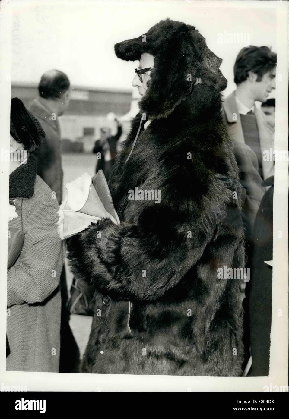 10 févr. 02, 1958 - Shakespeare Memorial Theatre Company à Moscou : l'ensemble de la compagnie de théâtre Shakespeare Memorial de Stratford sur Avon, a quitté l'aéroport de Londres ce matin pour la Russie. L'entreprise est dirigée par entre autres - Michael Redgrave et Dorothy Tutin. ''Roméo et Juliette'' ''Hamlet'' et ''la Douzième Nuit'' sont parmi les parties à effectuer. Ils vous donneront 11 représentations à Leningrad et quinze à Moscou. Photo montre Eric Holmes, un des membres de la société habillés en préparation pour la Fédération de météo à l'aéroport de Londres ce matin. Banque D'Images