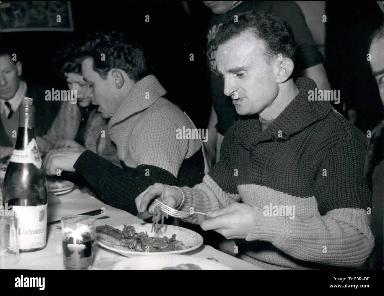 10 févr. 02, 1958 - Six Daymen en dehors de la piste. : Le Breton ~~~~~ (à droite) et un jeune Pasquier ont un repas rapide pendant un court répit. Photo prise à vek' d'hiv', Paris, où le cycle de six jours annuelle course est en cours maintenant. Banque D'Images