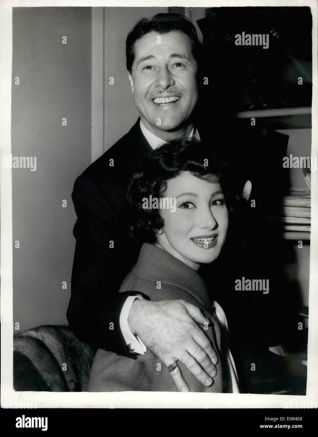 10 févr. 02, 1958 - Réception de Don Ameche : une réception a eu lieu cet après-midi à la maison de la télévision, Kingsway, pour la célèbre star de cinéma américain Don Ameche, qui est plus spécialement ici à apparaître à la télévision. Il est l'un des sites de premier choix sur le projet de loi de '« Sunday Night at the London Palladium'' le dimanche 9 février et le samedi 18 février, il prendra part à l'émission spéciale, ''Manny Happy Returns'', qui est présenté à l'occasion du deuxième anniversaire de la télévision commerciale de la région des Midlands Banque D'Images