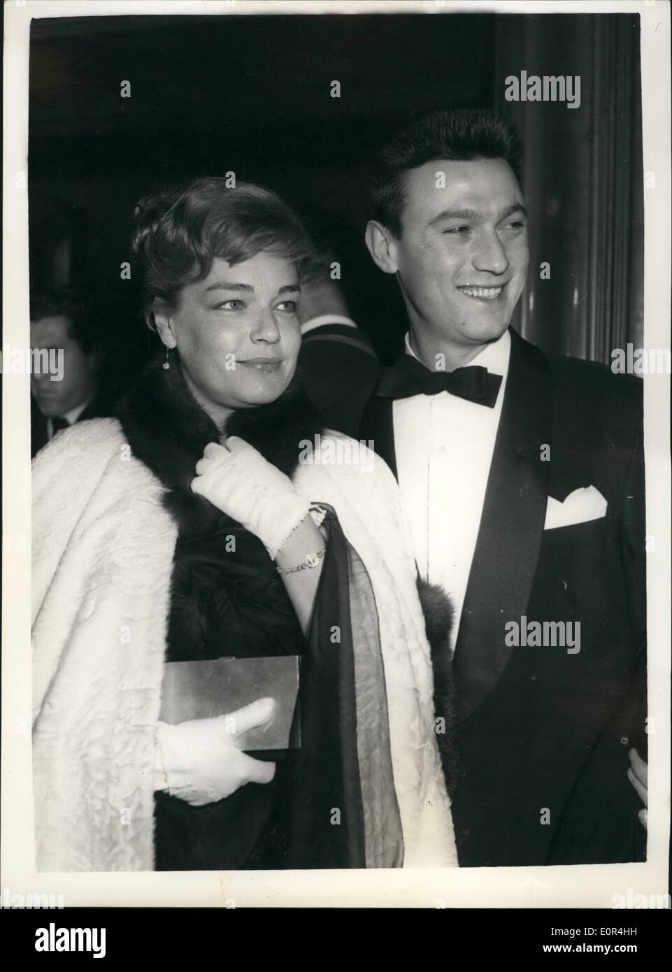 Mar. 03, 1958 - Première mondiale de ''l'ennemi'' siment. La première mondiale du film ''l'ennemi silencieux'' - et de la British film academy awards, a eu lieu ce soir à l'Odéon, Leicester Square. La photo montre l'actrice française Simone Signoret, qui a reçu le British Film Academy award pour la meilleure performance par une actrice étrangère - dans ''Les sorcières de Salem'' - vu en arrivant à l'odeon avec Laurence Harvey, la star de ''l'ennemi silencieux' Banque D'Images