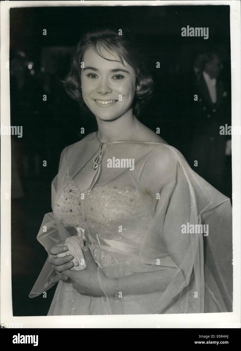 Mar. 03, 1958 - Première mondiale de ''l'ennemi silencieux :'' Le British Film Academy Awards présentation et la première mondiale du film ''l'ennemi silencieux'' a eu lieu ce soir au théâtre de l'Odéon, Leicester Square. photo montre Heather Sears qui a reçu le British Film Academy Award pour la meilleure performance par une actrice britannique pour 1957 - dans le film ''l'histoire d'Esther Costello'' - vu en arrivant à l'Odeno ce soir. Banque D'Images