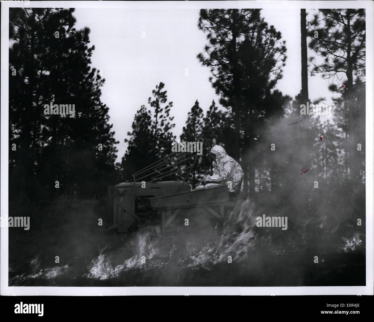 Mar. 03, 1958 - National Forest, LAUREL MISS : l'armée américaine en  aluminium nouveau costume de lutte contre l'incendie, en plus maintenant d' action intensive des tests, est fait d'alumnized Traités ignifuge, le