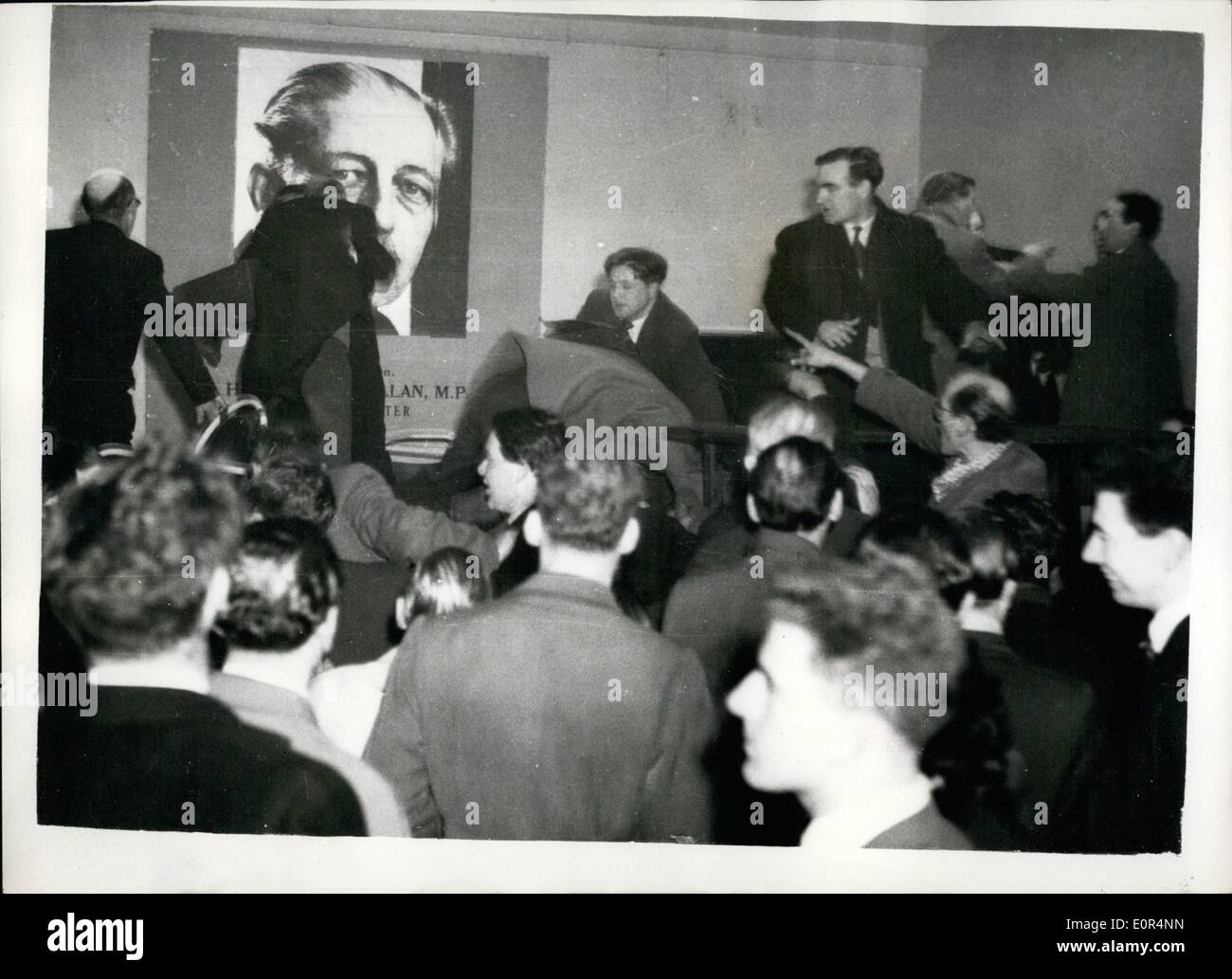 10 févr. 02, 1958 - Le ministre du Logement, leurs forces pour quitter la réunion : le ministre, M. Henry Brooke, ont trouvé refuge dans une arrière-salle à Holborn Banque D'Images