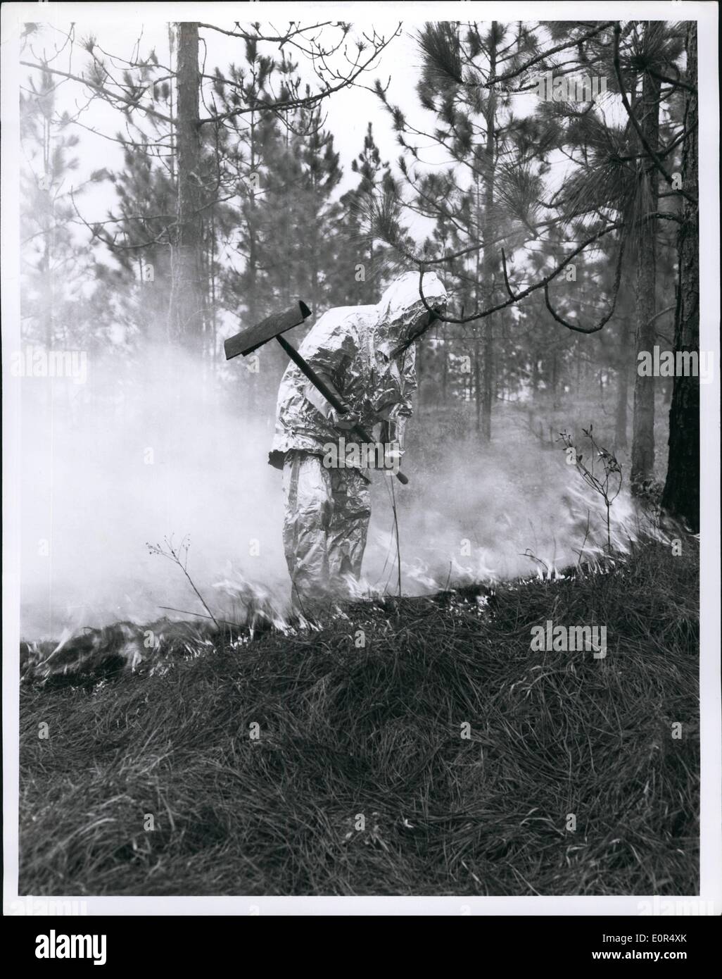 Mar. 03, 1958 - National Forest, Laurek, voir : Les nouvelles de l'armée  américaine de lutte contre l'incendie de l'aluminium, maintenant l'objet  d'essais d'action intensive, est fait d'un traitement ignifuge, papier kraft