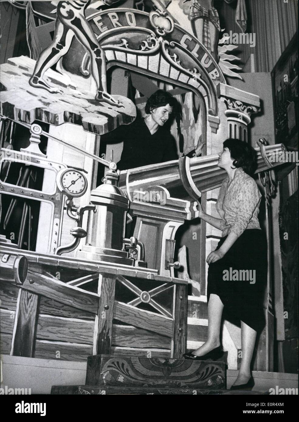 Mar. 03, 1958 - Exposition d'Art International du Film à Munich : Dans le cadre de travaux de la Cinémathèque Françoise Paris, l'Institut culturel français à Munich et l'avocat allemand pour la culture du cinéma, pendant les prochains jours, à Munich le film International - exposition d'art sera ouvert, ils ont eu beaucoup de matériel dès le début de film jusqu'au temps plus modernes. Photo montre deux artistes commerciaux discuter le dernier jour de travail à un bâtiment, dédié au créateur de l'art-like jouer film Melies. Banque D'Images