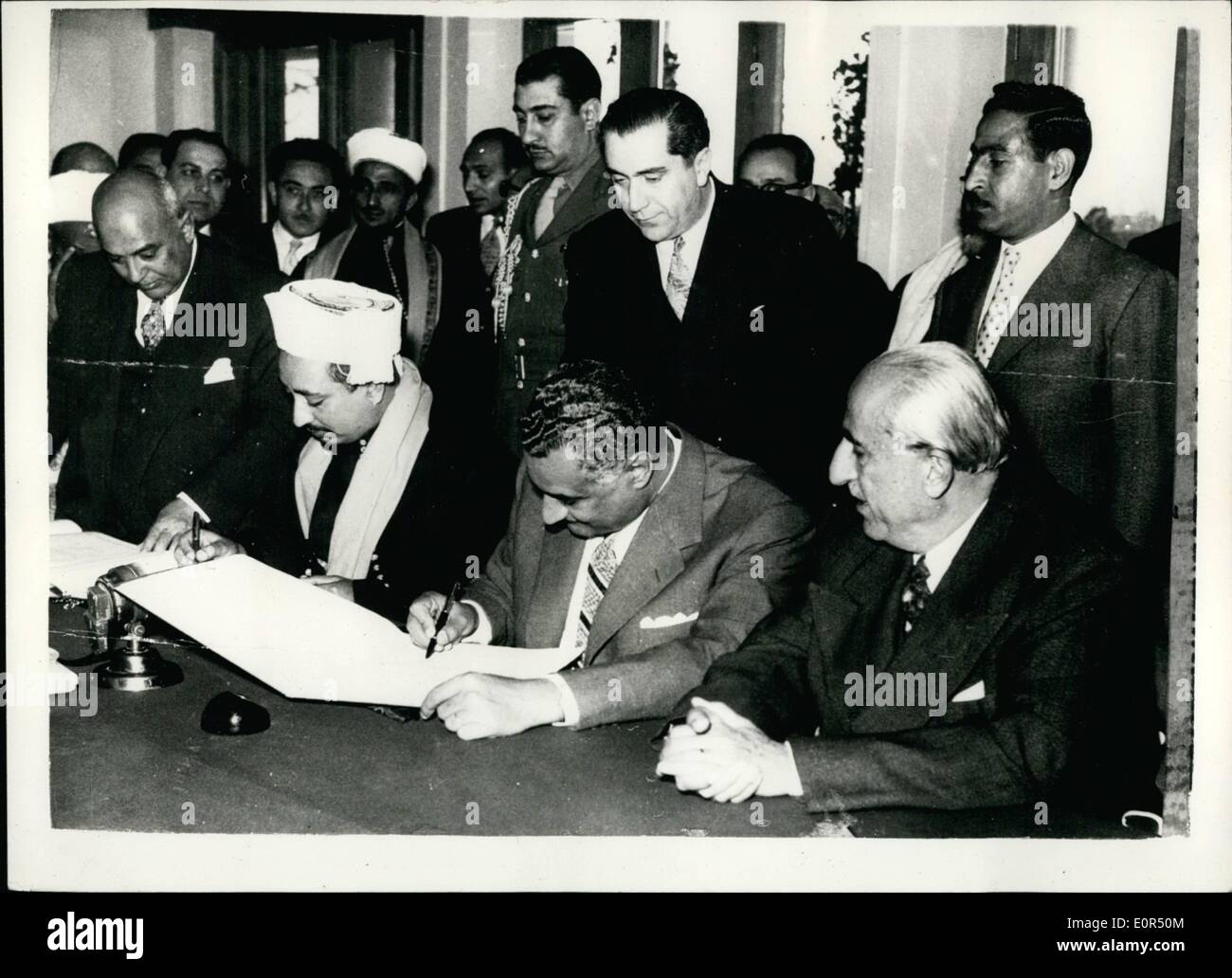 Mar. 03, 1958 - Organisation des États arabes Charte signée à Damas.U.A.R. Et le Yémen aura Conseil suprême pour la politique : la Charte pour la création de l'Organisation des États arabes a été signé à la Guest Palace à Damas récemment entre la République arabe unie et le Royaume du Yémen. Le Président Nasser a signé au nom de l'Émir U.A.R. tandis que Mohammed El Badr, Prince héritier du Yémen, signé pour le Royaume d'Arabie du Sud. La photo montre le président Nasser (au centre) et Prince Seif el Islam Badr (sur la gauche) la signature de la Charte à la Guest Palace à Damas. Banque D'Images