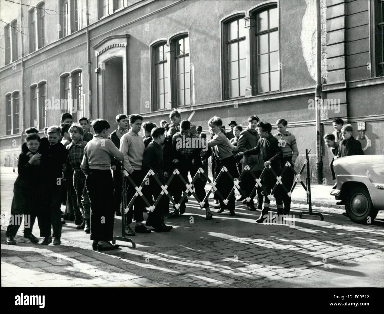 Mar. 03, 1958 - La rue que l'école ----- COUR... une solution de détresse pour les élèves d'une école à Wiesbaden. Pendant la pause, ils accroissent blanc rougeâtre des clôtures à deux côtés de la rue. Parce qu'ils n'ont pas d'autres possibilités, la rue a pour servir de cour de l'école. Banque D'Images