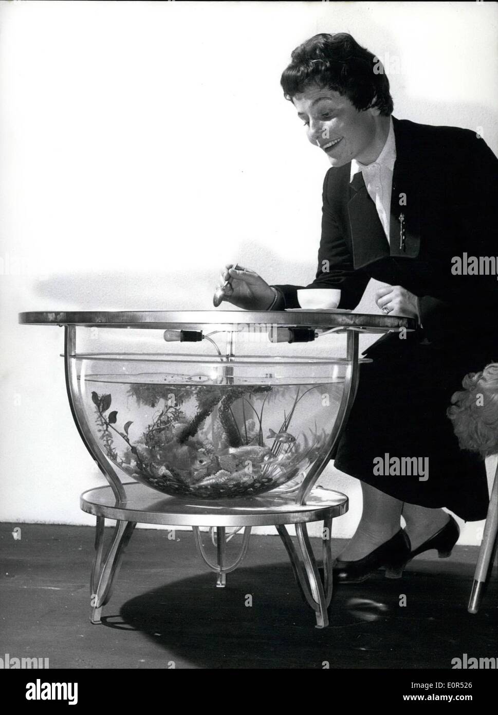 02 février 1958 - Actualités lors du Salon du Meuble de Cologne ; le mobilier salon de Cologne présente à côté de utilisé pour mobilier aussi de très intéressantes nouvelles formes. Certains d'entre eux ne sont rien mais un jeu technique avec très peu de choses de l'utilisation pratique. La photo montre la table Aquarium ''Delphin'' (Dolphin). Dm : 385. (Env. 35 ou 80). Poids 30 kg sous la table un aquarium est fixe qui détient 50 pintes d'eau. Le dessus de table est en verre et est de 33 pouces de diamètre. Banque D'Images