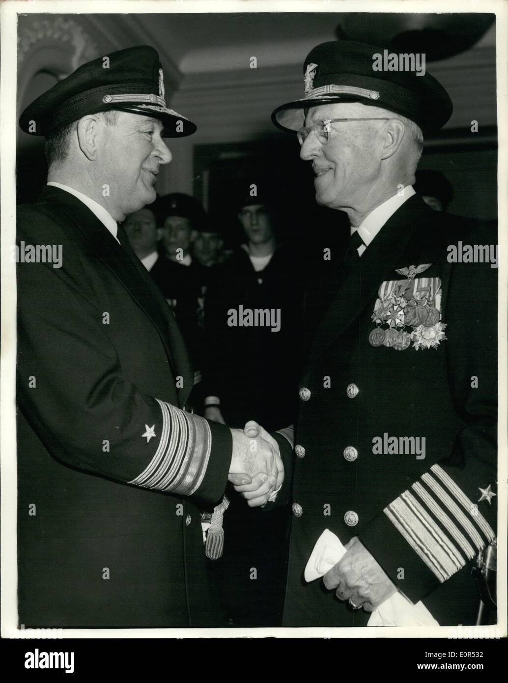 10 févr. 02, 1958 - L'amiral Holloway prend le dessus. : l'Amiral James L. Holloway Jnr. U.S.N., aujourd'hui soulagés l'amiral Walter F. Boone, USW, commandant en chef des Forces navales des États-Unis, l'Atlantique Est et Méditerranée. Une cérémonie a eu lieu à la U.S. Naval H.S., Grosvenor Square - ans a été suivi par l'amiral Comte Mountbatten. La photo montre l'amiral Holloway (à gauche), serre, serre la main avec l'amiral Boome - au cours de la cérémonie de ce matin. Banque D'Images