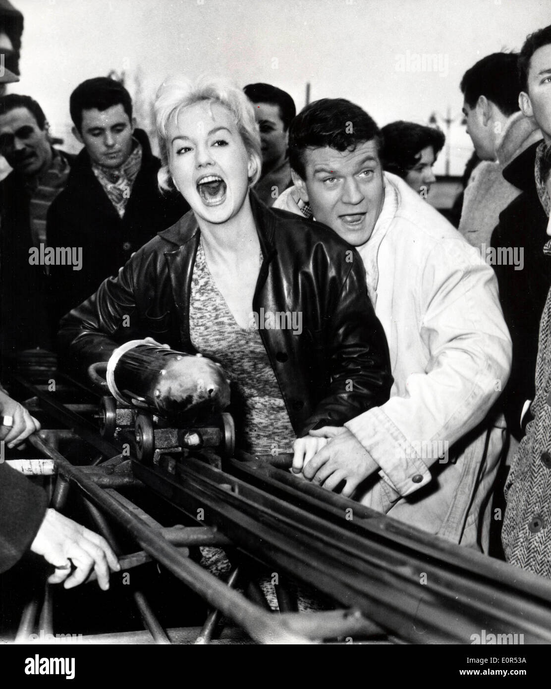 Mylène Demongeot et Henri Vidal du tournage d'un film Photo Stock - Alamy