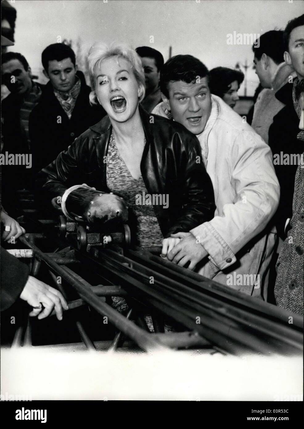03 février 1958 - Stars Ain Pays : Juste une séquence de Marc Allegret's New Film ''So est belle et tais-toi'' (être belle et se taire) a été faite à La Villette à Paris, juste ce matin. Photo : Henri Vidal & Mylène Demangeot, les deux personnages principaux du film, avoir beaucoup de plaisir à la foire. Banque D'Images
