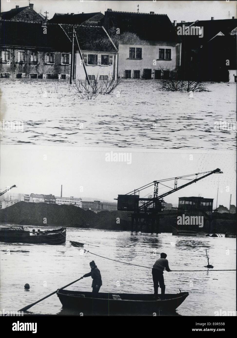12 février 1958 - niveau d'eau élevé dans la Sarre-pays. Le surprenant début décongeler à 8 février, et le 9 février 58 dans le quartier près de la sarre a abouti à un grand nombre de plus de l'inondation. Aussi l'affluent de la Sarre sont sortis de ses banques. Notre photo montre :- Les navires de la Coal Harbour rament au-dessus du jardin de rose à Saarbrucken, complètement inondée, afin d'aller chercher de l'eau potable et la nourriture pour les bateaux fixés dans le port. Banque D'Images