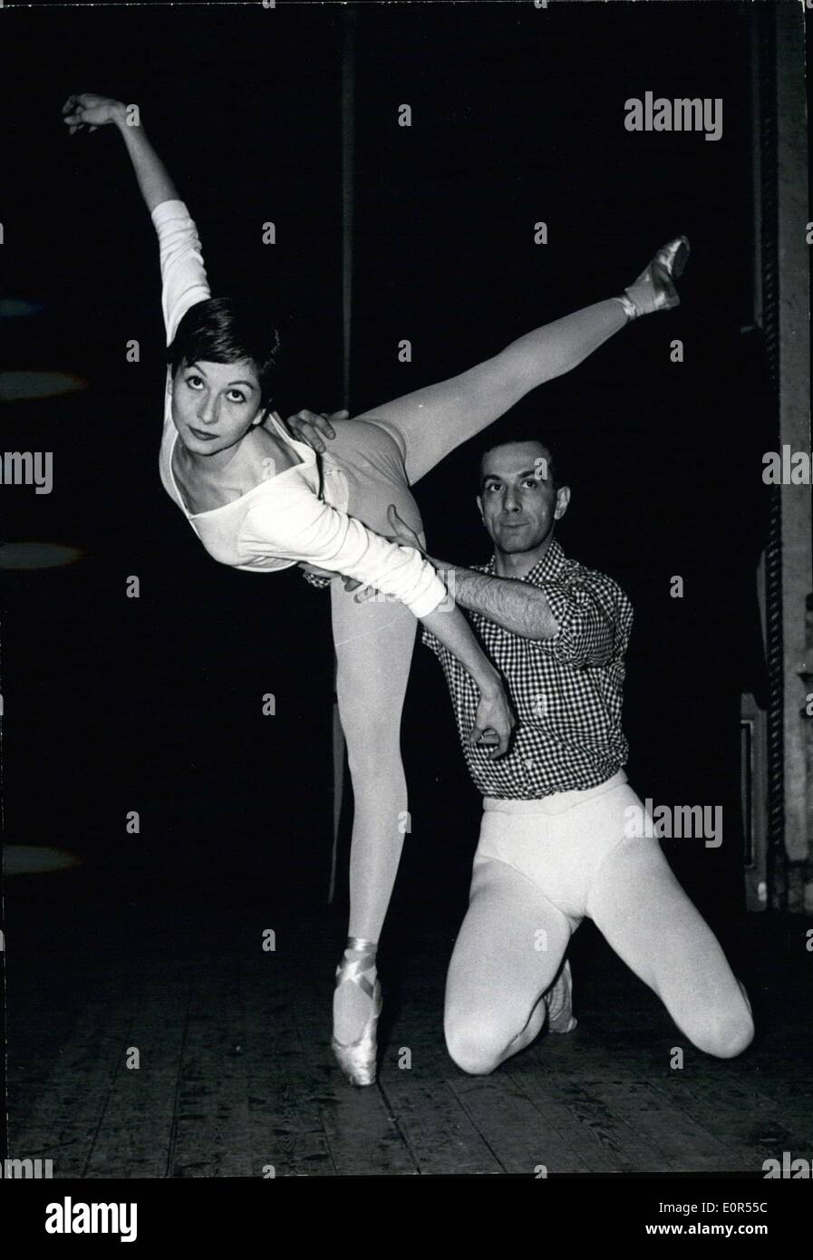 12 février, 1958 - Zizi Jeanmaire et son mari Roland Petit répéter un nouveau ballet ''La Rose des vents'' qui sera bientôt montrant à Paris. Banque D'Images