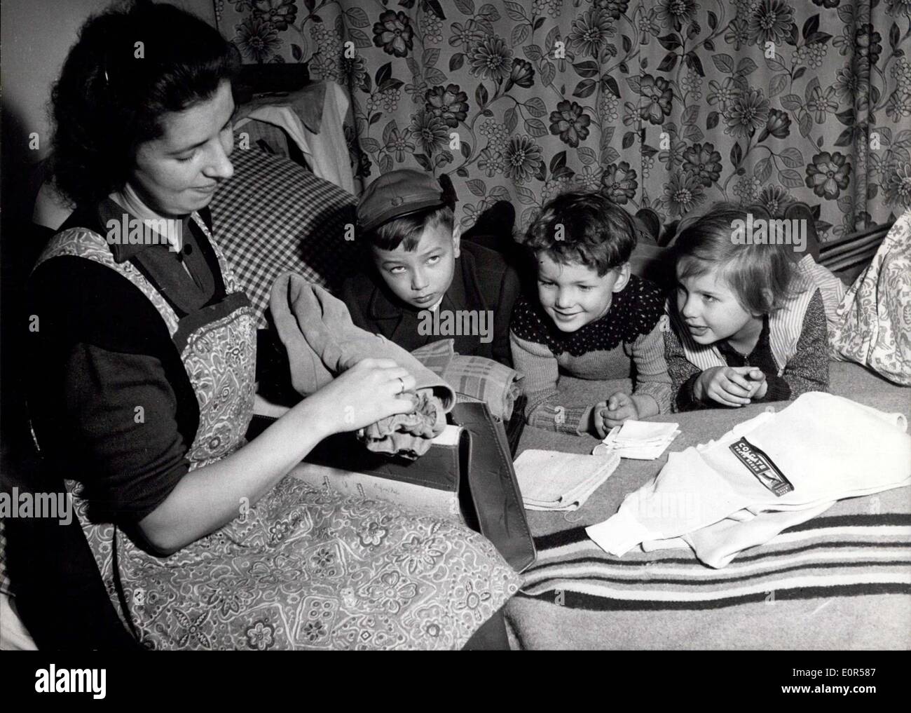 Mars 05, 1958 - 128 ?s réfugiés enfants allant de la Suède ? Utile familles suédoises ont été invitant 128 enfants des camps de réfugiés. Banque D'Images