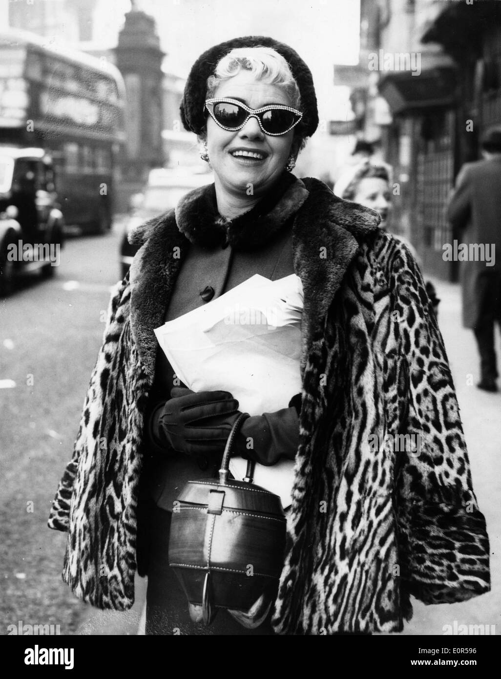 La chanteuse pop Dorothy Squires sur son chemin à la cour Banque D'Images