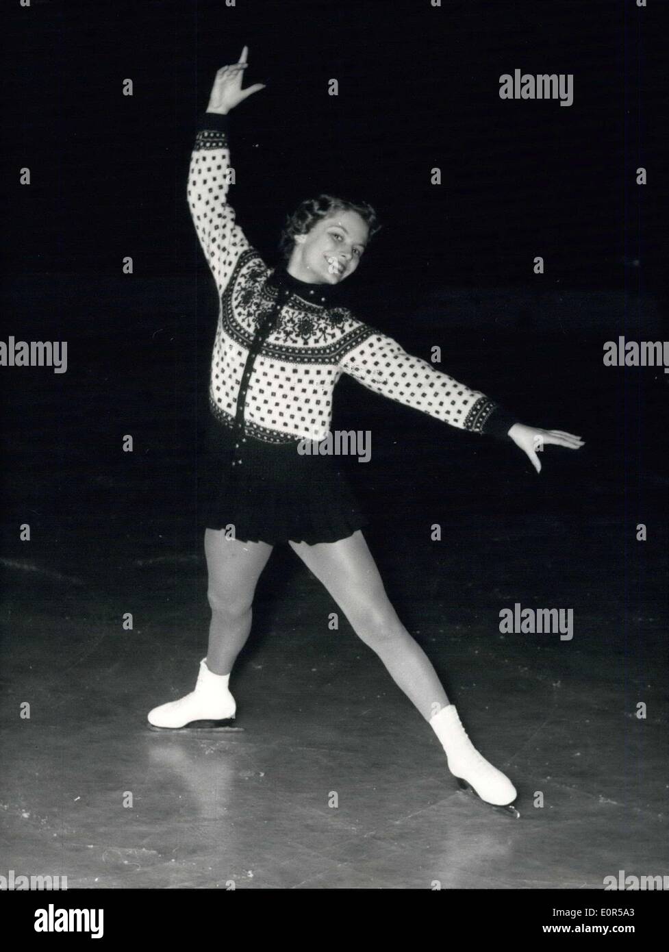 Le 15 février 1958 - Carol Heiss (USA) remporte le championnat du monde de patinage artistique : Le patineur américain Carol Heiss, déjà champion du monde qui a remporté le titre à nouveau au Palais des Sports, Paris. Banque D'Images
