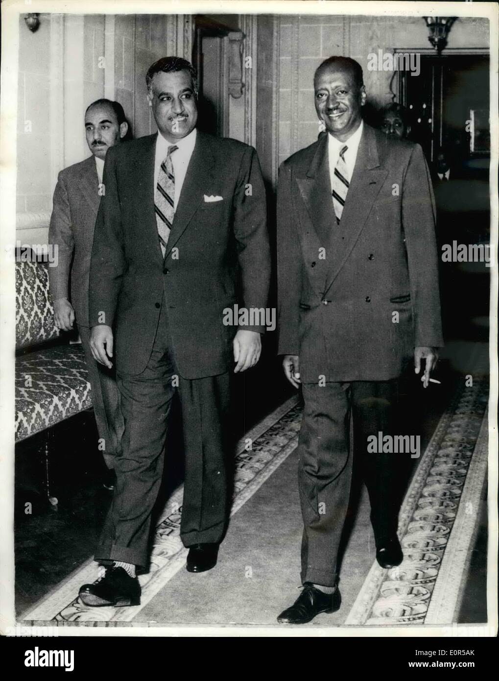 10 févr. 19, 1958 - 19-2-58 Le ministre des Affaires étrangères du Soudan rencontre le président Nasser. Réunion du Caire sur le différend frontalier. Avant de quitter Le Caire aujourd'hui pour revenir à Khartoum Mohamed Ahmed Mahgoub le Ministre soudanais des affaires étrangères a eu une réunion avec le président Nasser. Il a été rappelé par son gouvernement pour recevoir un compte rendu détaillé de son différend frontalier avec l'Egypte. Le Gouvernement soudanais a rejeté hier soir l'Égypte de protestation contre la présence de troupes soudanaises dans la zone contestée. Photo : Keystone montre le président Nasser avec Mohamed Ahmed Mahgoub, après leur réunion au Caire aujourd'hui. Banque D'Images