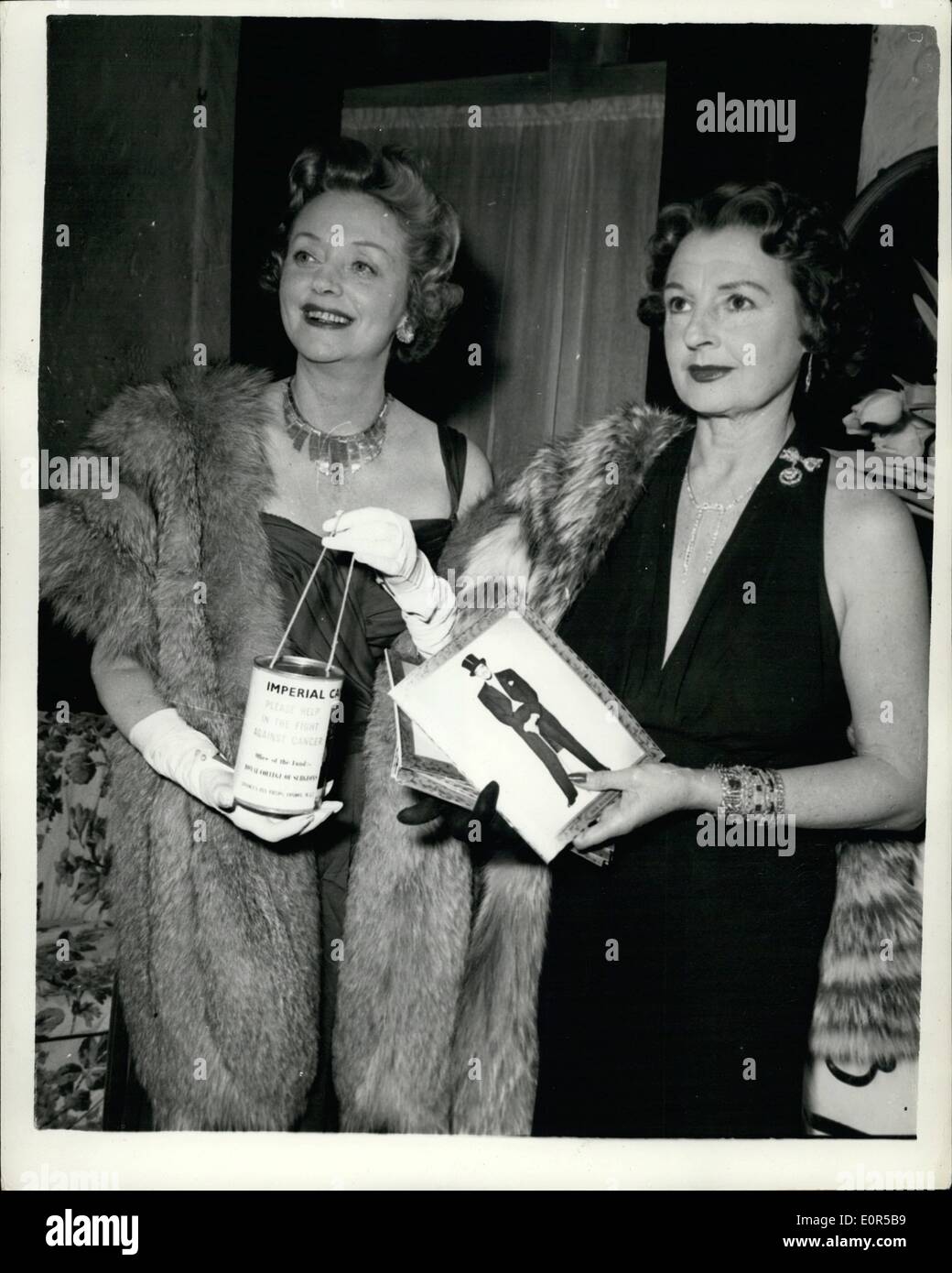 27 février, 1958 - 27-2-58 hommage à Jack Buchanan. Theatreland payé son tribut à la fin Jack Buchanan avec une matinée de minuit de la comédie où la sagesse Norman's Charley au Palace Theatre, Londres, pour lancer un fonds de recherche sur le cancer en son nom. La duchesse de Kent était présent et bien la scène et de l'écran stars étaient là. Photo montre : Evelyn Laye et Elsie Randolph étaient parmi les stars qui ont assisté à la matinée). Banque D'Images