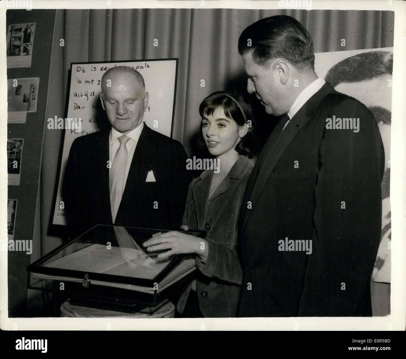 27 février 1958 - Magazine cover girl a choisi de jouer dans le film principal ''Le journal d'Anne Frank''. Dix-huit ans American 'cover girl' Millie Perkins a été choisi pour jouer le rôle principal dans le film hollywoodien intitulé ''Le journal d'Anne Frank''. Le tournage de film est de commencer à Amsterdam en mars. Millie a été choisi parmi 10 225 candidats pour l'article. Photo montre avec Millie Perkins, George Stevens (producteur) et Albert Hackett qui avec sa femme - a écrit l'histoire originale - vu avec l'original journal d'Anne Frank - lors d'une réception pré - tournage de Hollywood. Banque D'Images