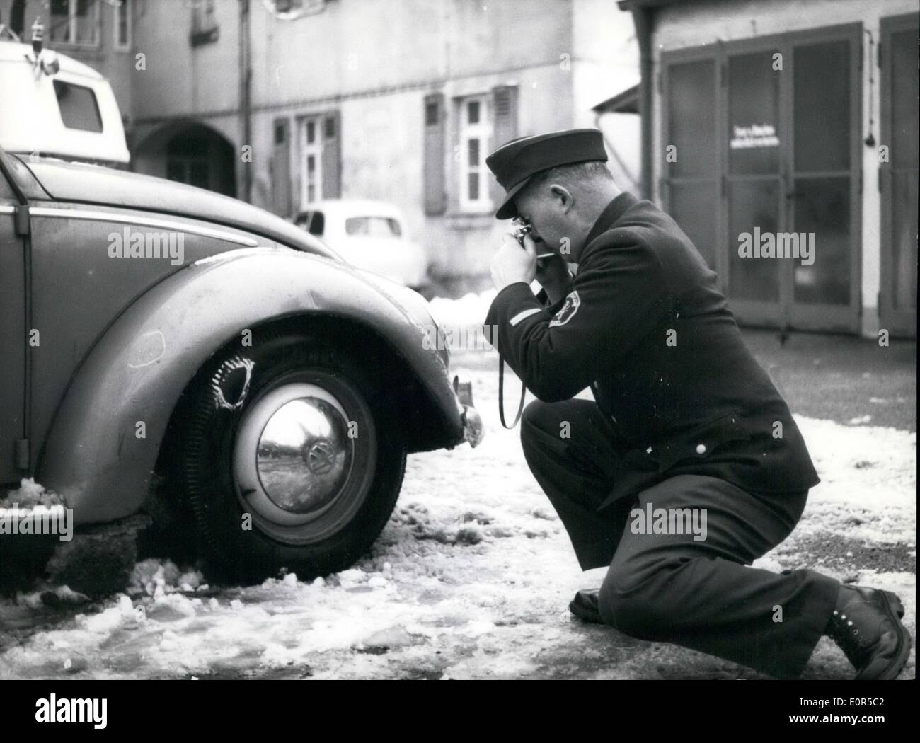 Mar. 03, 1958 - Photos de mauvais pneus....la police d'Ansbach est prenant. Selon la législation, le profil d'une voiture à l'Est doit être l'un mm forte. Pas de danger, il meurt d'élingage existent. Aux commandes, les pneus sont très soigneusement examiné. Tous les dommages seront bordées de craie et photos seront prises. Pas d'excuses aidera. Banque D'Images