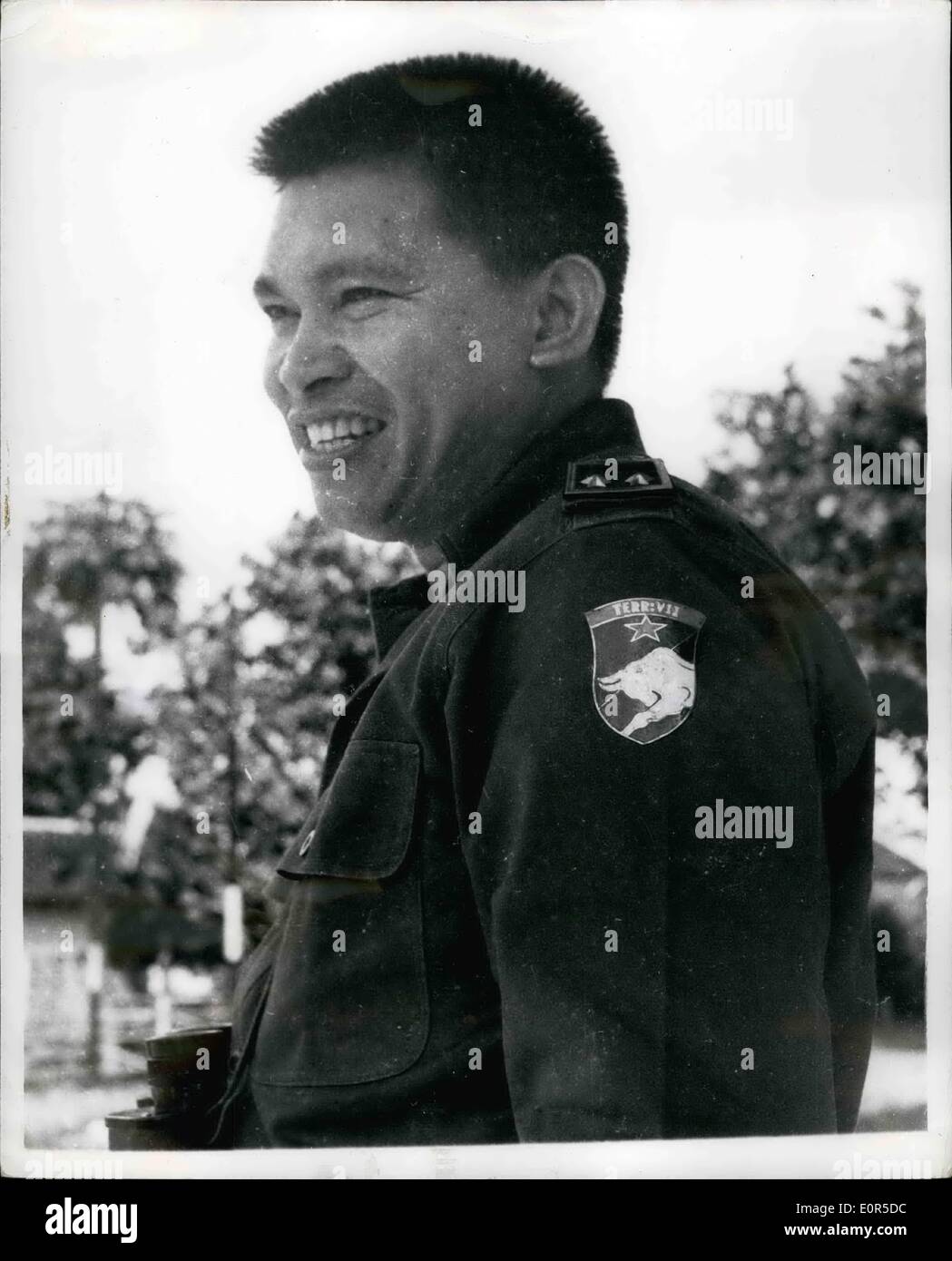 Mar. 03, 1958 Indonésie - La guerre continue. Premières images de l'ennui : ce pays déchiré par la guerre en Indonésie continue des troupes rebelles sous la direction du lieut. Le colonel Ventje Sumual ont saisi les villes et ports de l'Dr Sukarno Govt. de Jakarta. Les États-Unis craignant pour la sécurité de l'approvisionnement en pétrole ont déplacé les unités de sa flotte dans les eaux adjacentes. Et d'autres colons néerlandais ont réussi à quitter Singapour et N. Borneo.Beaucoup de bombardements et de bombardement a eu lieu et la situation est assez floue en raison de l'autocensure et le manque de communications. La photo montre le Lieut. Col Banque D'Images