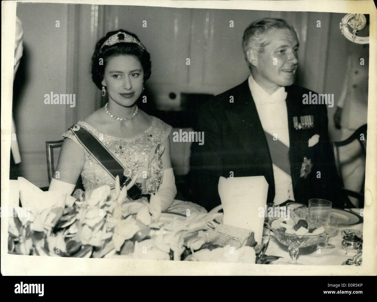 Avril 04, 1958 - La Princesse Margret's West Indies Tour. Banquet d'État assiste à Port d'Espagne. Photo montre son altesse royale la princesse Margaret avec le gouverneur général Lord Hailes - pendant l'État dîner donné en son honneur à son port d'Espagne. La Princesse porte une robe bleu poudre de Hartnell, couvert de bleu et argent dentelle, re embroid rouge avec l'argent, les diamants et saphirs. Banque D'Images