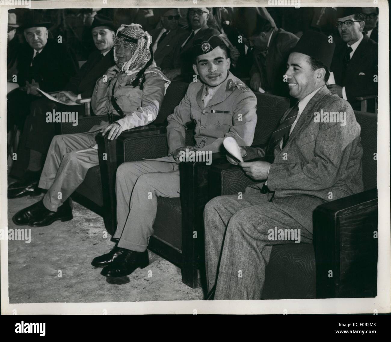 Avril 04, 1958 - Le Roi Hussein Montres '''' de la retraite : Le Roi Hussein de Jordanie, qui est de prêter le serment de Roi le 2 mai, était présent pour la Légion arabe massed ''bagués'' de la retraite, à Abdelle Camp, la Légion arabe de formation de l'A.C. La photo montre le Roi Hussein (centre), à regarder la cérémonie. Sur le côté gauche, est Glubb Pacha. Banque D'Images