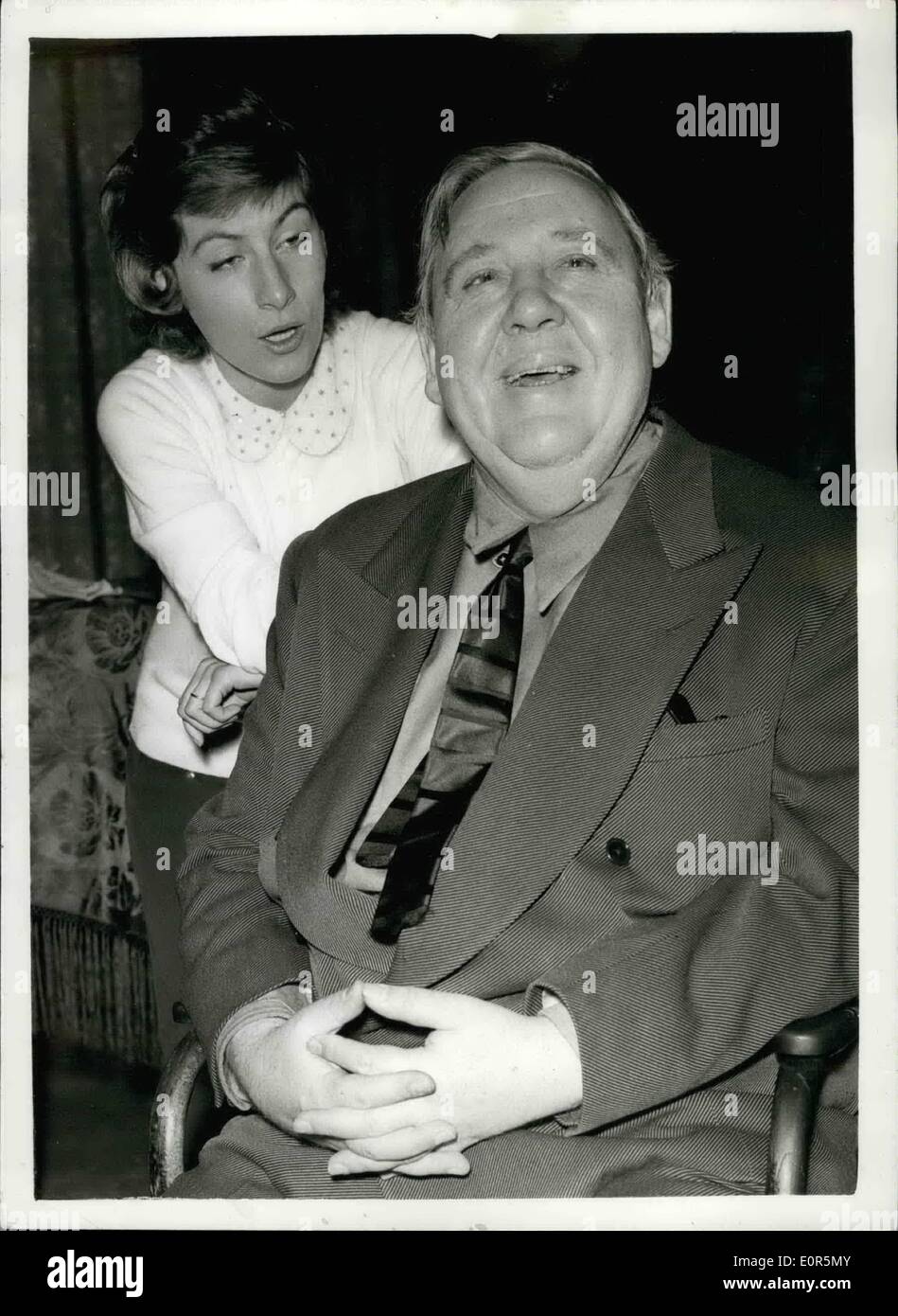 Avril 04, 1958 - Charles Laughton aide son nouveau ''Découverte '' '' Le Parti répéter '' à Londres. Écran star Charles Laughton était d'être vu en répétition pour le nouveau jouer ''Partie'' au Nouveau théâtre , St Martin, les réseaux locaux avec son propre ''découverte'' 22 ans Ane Lynne qui joue le rôle de sa fille . Le jeu s'ouvre à Édimbourg le 30 avril. Photo montre Charles Laughton et Ann Lynn pendant la répétition de ce matin. Banque D'Images