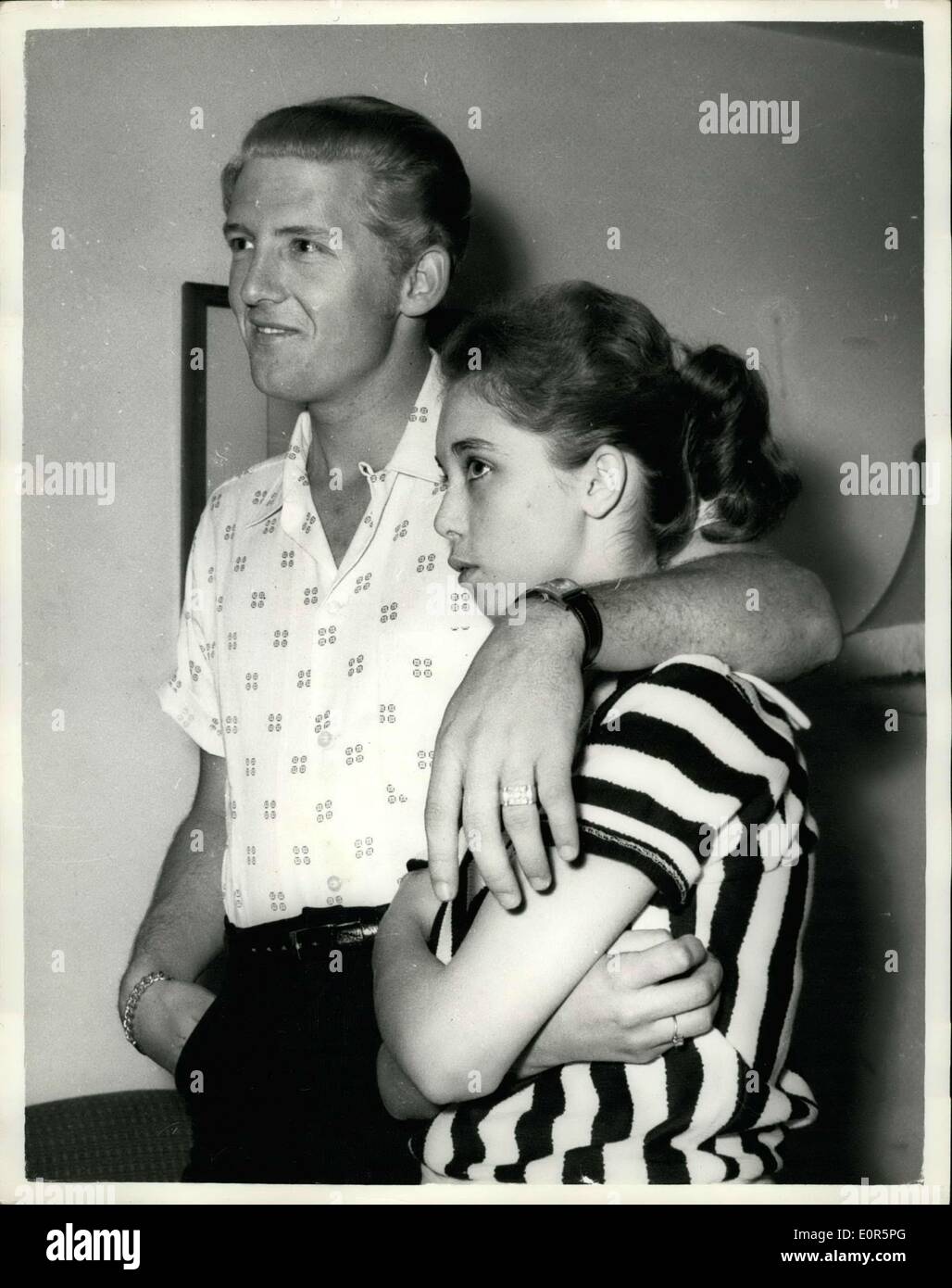 23 mai 1958 - 22 - Année - old American rock n' roll singer arrive ici avec ses 15 ans - femme : Jerry Lee Lewis, l'American rock n' roll singer, s'envola dans Londres hier avec un choc pour ses fans. Pour la fille qui est arrivé avec lui s'est avéré être ses 15 ans épouse de deux mois. Son nom était Myra, et elle est sa troisième épouse. Jerry a d'abord été mariée à 15 ans et encore à 17 ans, mais cette fois il dit qu'il n'a trouvé la bonne fille Banque D'Images