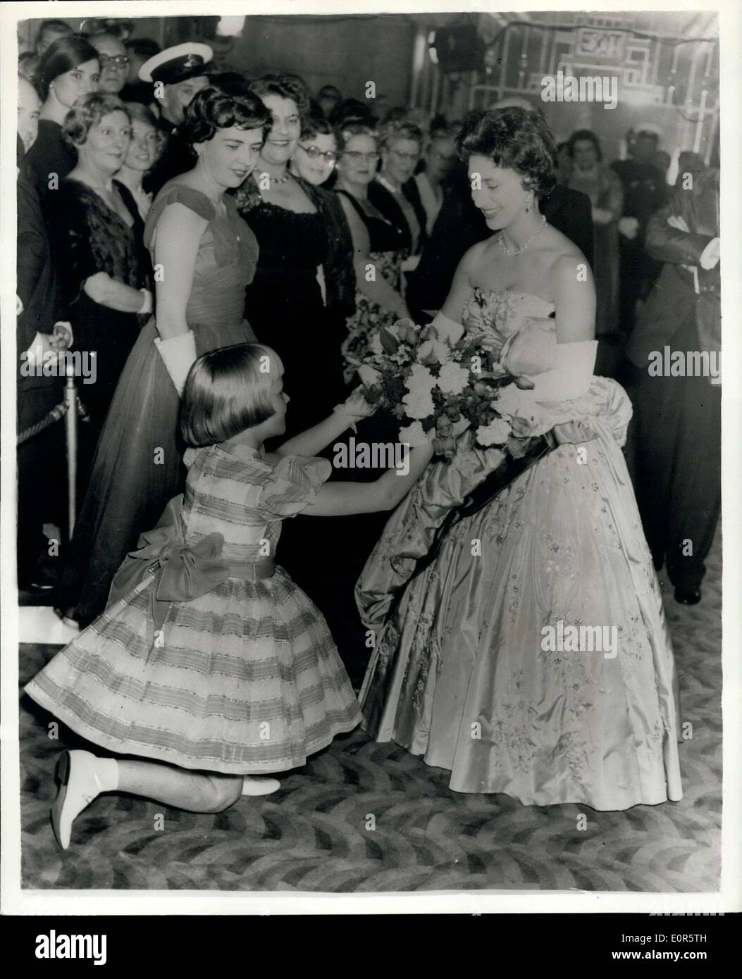 30 mai 1958 - La princesse Margaret assiste à la première mondiale de ''La Clef''. : Son Altesse Royale la princesse Margaret la nuit dernière a assisté à la première mondiale du film ''La Clef'', dans lequel l'écran star italienne Sophia Loren stars avec William Holdan et Trevor Howard, à l'Odéon, Leicester Square. Un bouquet en dix ans, Christine Truss, de Brentwood School, à l'Odeon Leicester Square, la nuit dernière. Banque D'Images