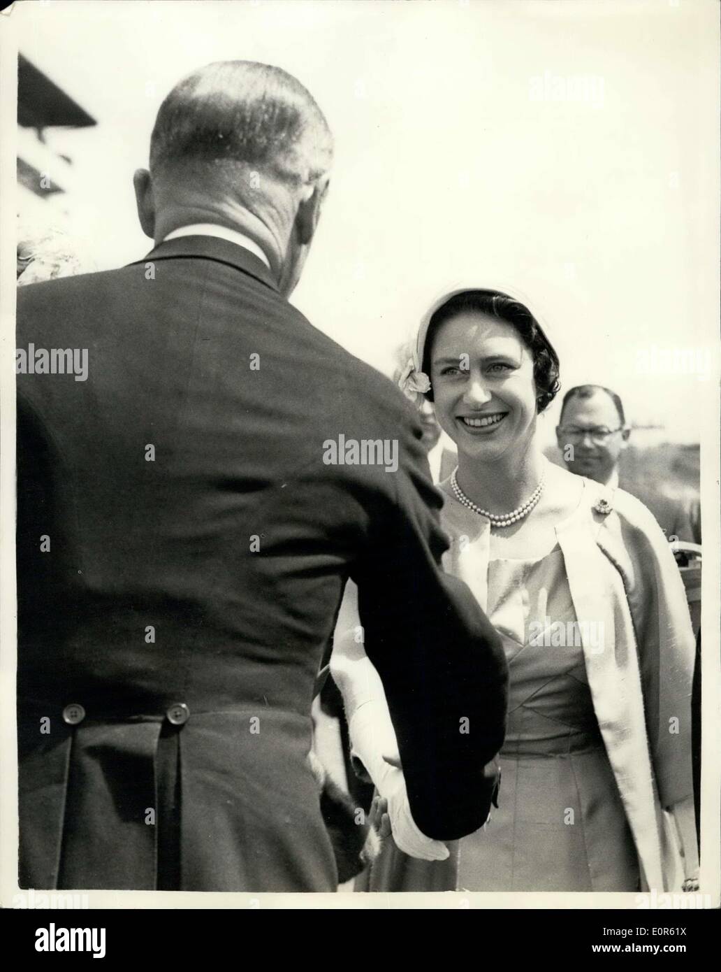 Juin 04, 1958 - 4-6-58 Derby Day à Epson Ã¢â€" Royals. hoto montre : Son Altesse Royale la princesse Margaret accueillis o Banque D'Images