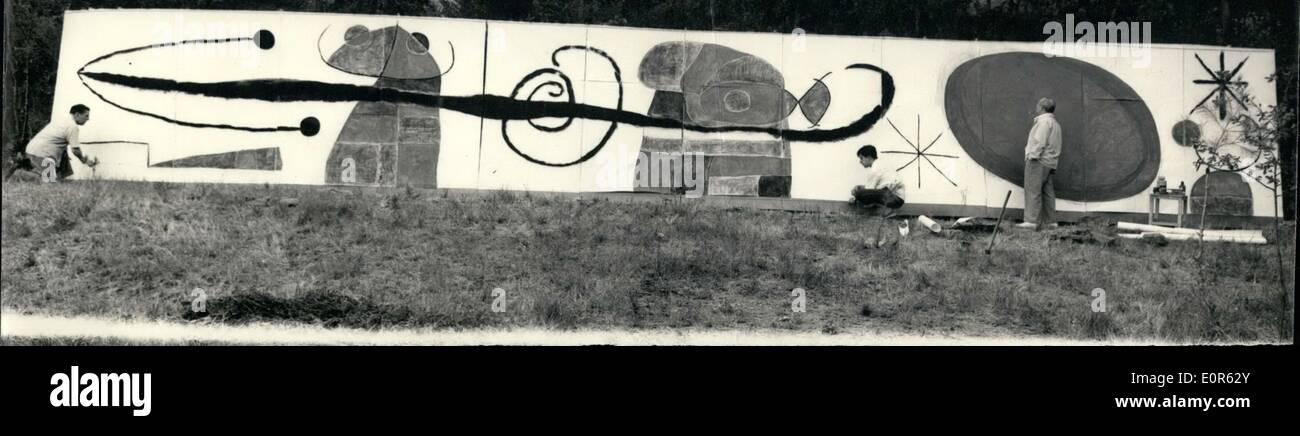 Juin 06, 1958 - Deux artistes espagnols céramique design pour l'UNESCO : Le céramiste espagnol ARTICULO et son ami, le peintre Miro ont conçu un décors en céramique pour le jardin de l'UNESCO à Paris. Photo montre MIRO et ARTIGAS, assisté de son fils,sont la mise en place de la pleine échelle de la décoration du modèle conçu pour l'UNESCO. Banque D'Images