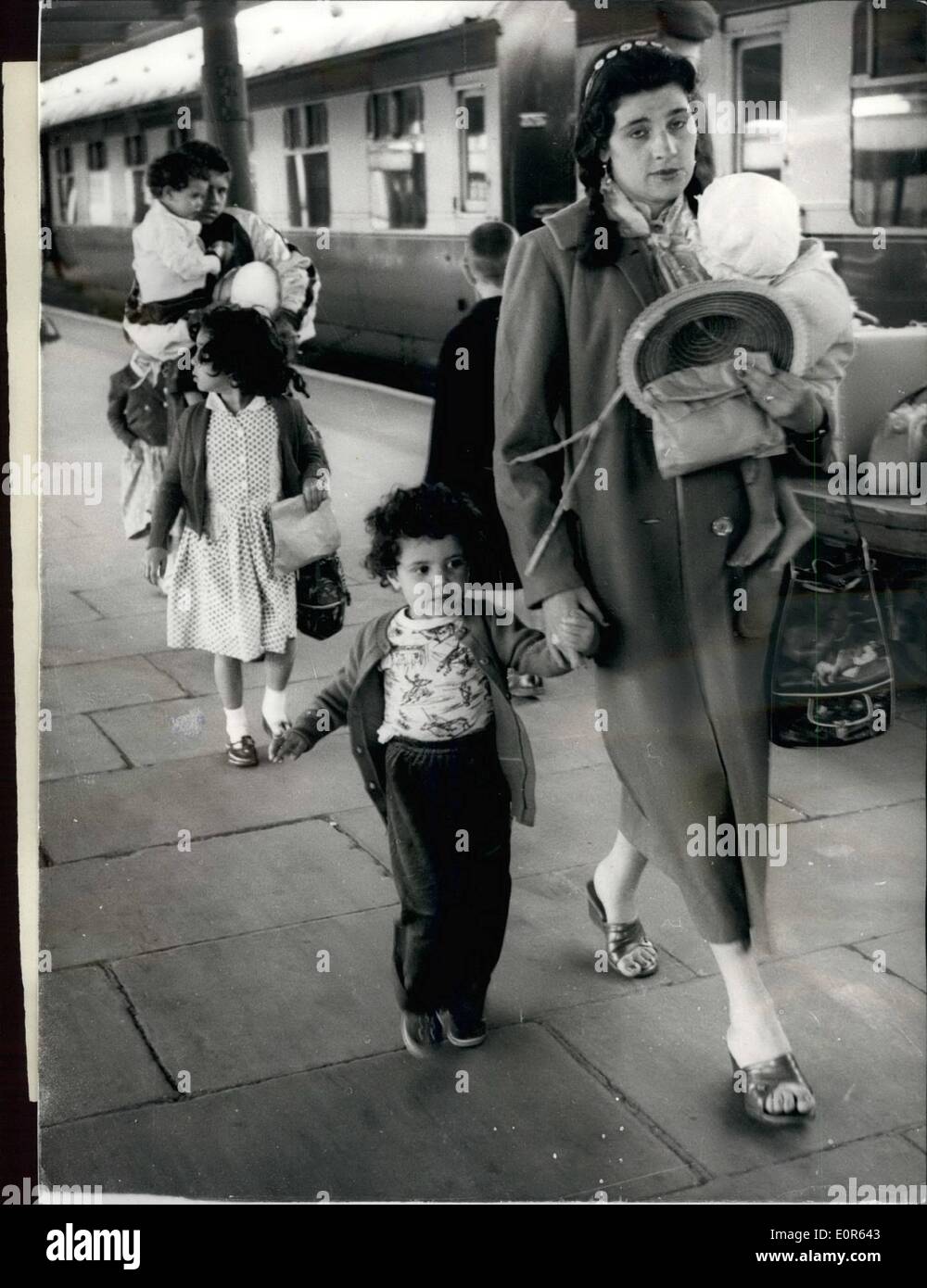 Juin 06, 1958 - elle a été prisonnier dans un harem du roi. : Vingt-cinq ans, née à Glasgow Mme Rita Nasir, est arrivé à Tilbury hier et m'a dit de sa vie de luxe comme un prisonnier dans le harem du Roi de l'Yémen. Pendant quatre mois, Mme Nasir, épouse d'un Yémen électricien, Ahmed Nasir, était sous bonne garde pour le King's 200 concubines dans le palais Royal ay au Yémen. Il y a cinq mois, au cours d'une visite ti Londres, le Prince Al Badr du Yémen a rencontré le mari de Rita et leurs cinq enfants et a invité l', ''home''.Rita a accepté de vivre dans la patrie de son mari Banque D'Images