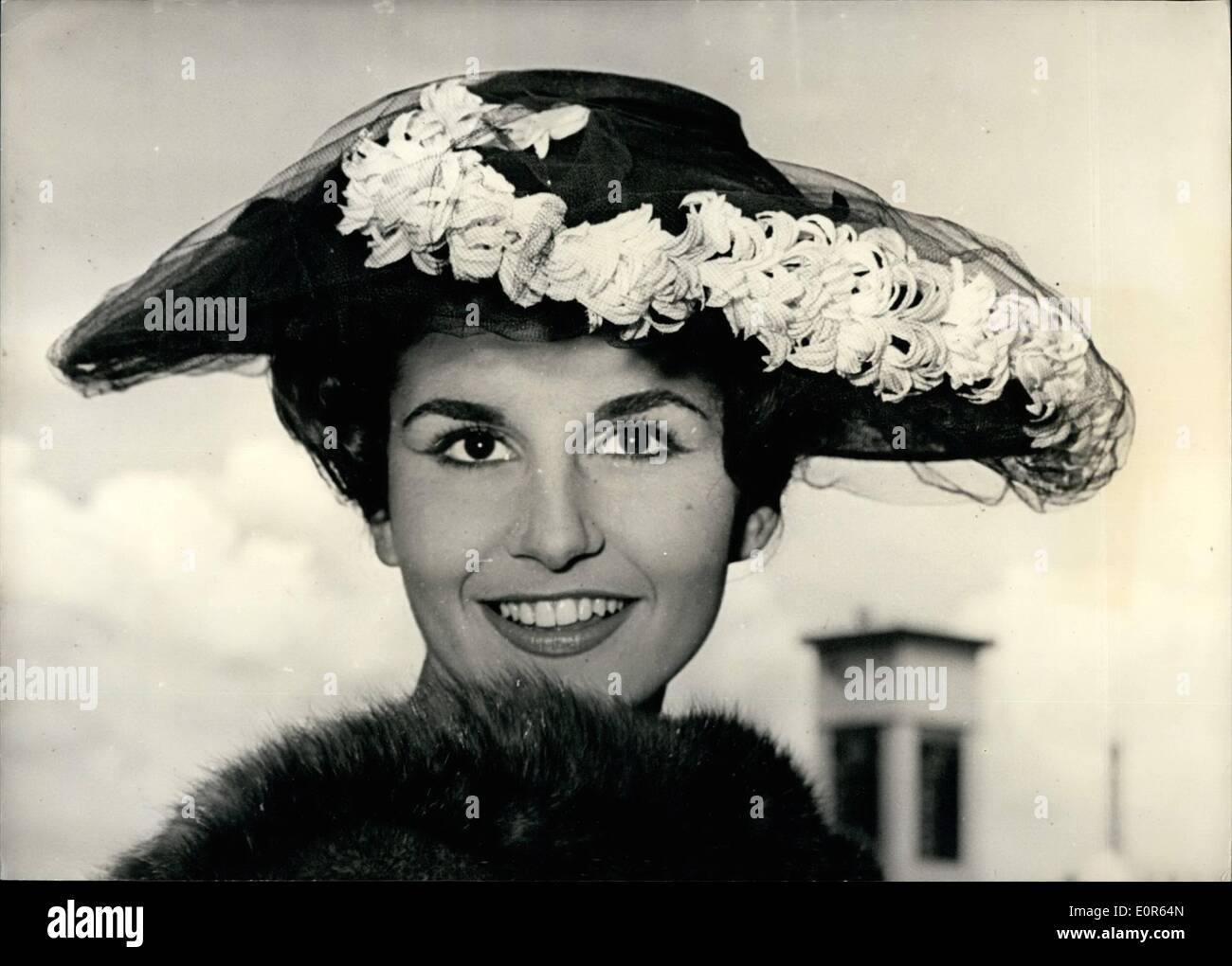 Juin 06, 1958 - La mode à Auteuil. Photo montre : un chapeau d'été à puce  vu à l'Auteuil boîtier au cours de la Prix des Drags, l'événement de  l'année à la