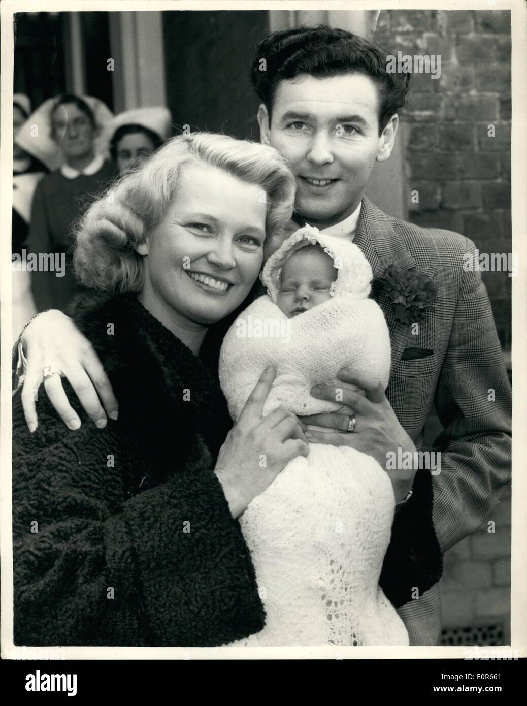 Avril 04 1958 Joan Regan Et Sa Fille Quittent L Hopital Chanteur Populaire Joan Regan A Quitte L Hopital De Cray Valley Orpington Ce Matin Avec Son Bebe Nouveau Ne Fille Donna Alison