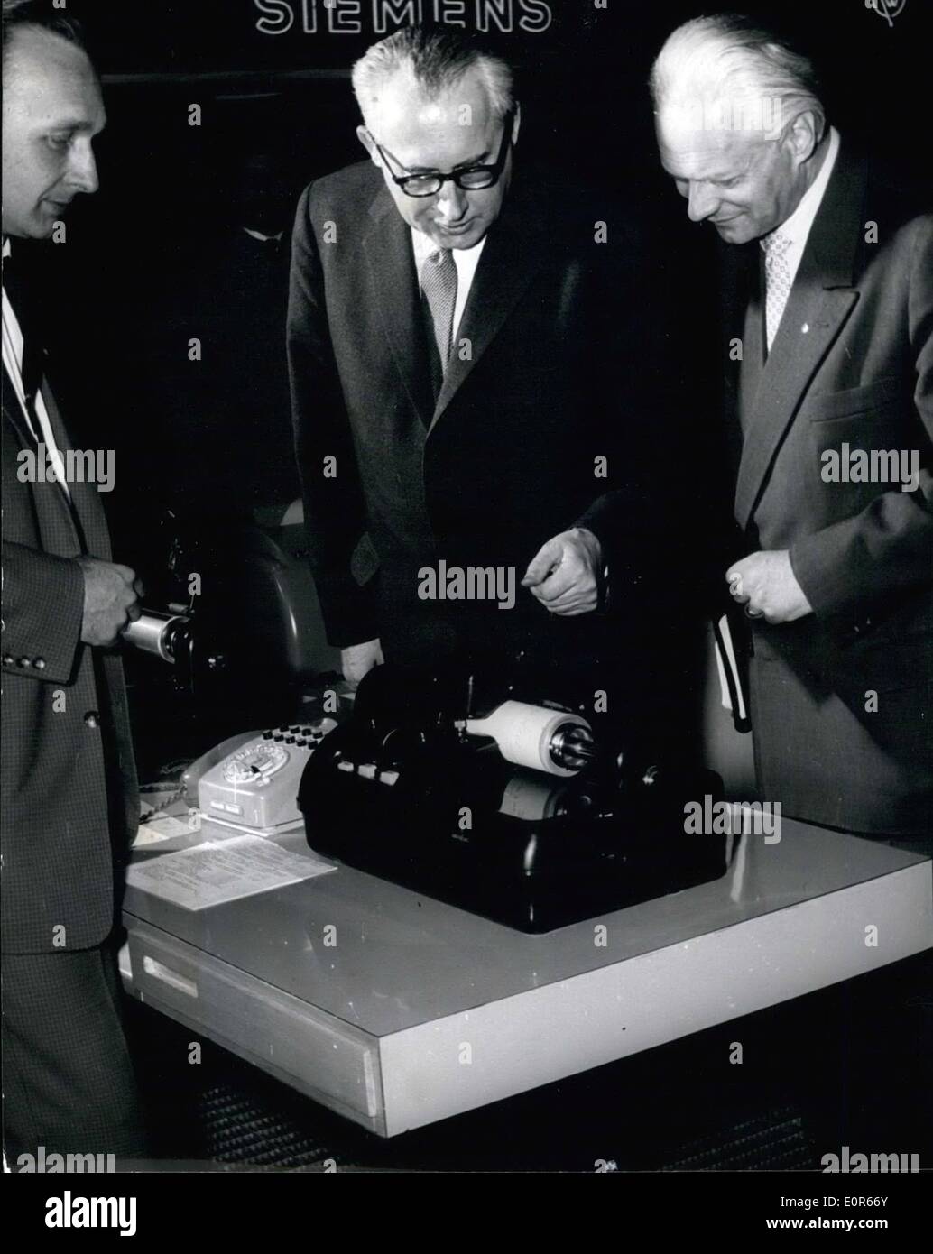 Avril 04, 1958 - des autographes au moyen de lignes téléphoniques ; l'inventeur de la 'Hellschreiber'' (une sorte de téléimprimeur) et de la Banque D'Images