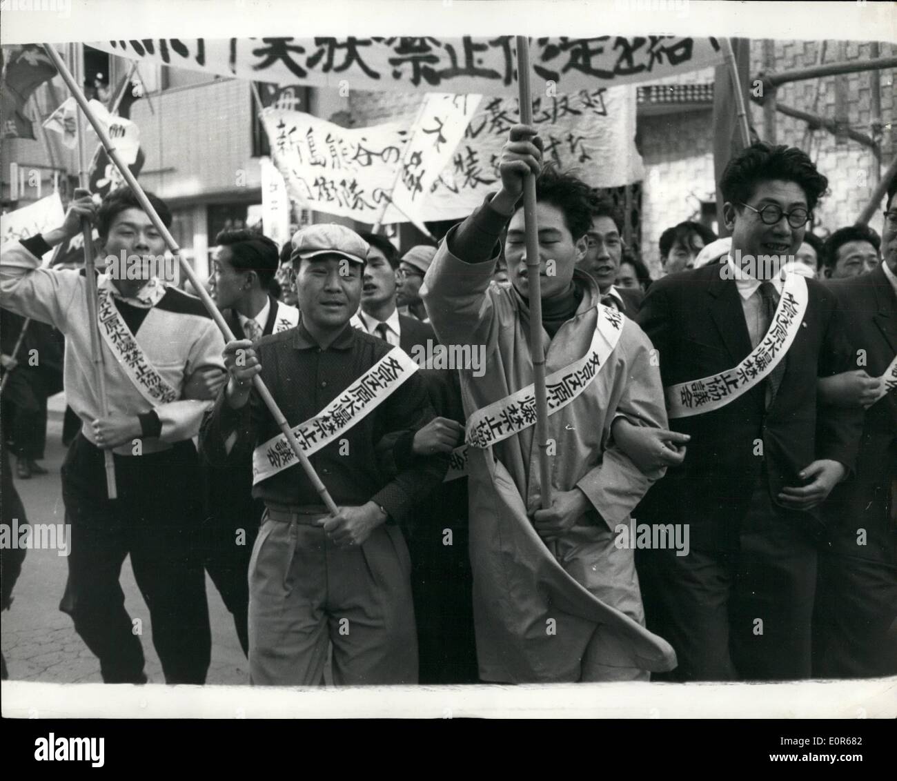 Avril 04, 1958 rassemblement anti-nucléaire - à Tokyo. Un rassemblement de masse à laquelle ont participé plus de 6 000 membres du Conseil général des syndicats du Japon, le Japon contre les bombes atomiques et les bombes à hydrogène, Fédération Nationale des Associations d'étudiants l'autonomie gouvernementale et d'autres organisations affiliées, a eu lieu au parc Hibiya, Tokyo, pour protester contre l'utilisation du Japon comme une base nucléaire. Le rallye a approuvé une résolution contre l'arme nucléaire qui sera livré aux gouvernements des États-Unis, de la Grande-Bretagne et l'Union Soviétique Banque D'Images