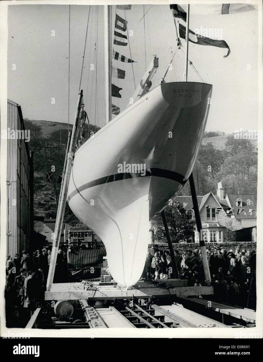 Avril 04, 1958 - Lancement de la Challenger de l'America's cup. : le yacht, le Sceptre, le challenger de l'America's Cup au large de Rhode Island, en septembre prochain, a été lancé dans la Sandpoint à banc, Argyil, Ecosse, hier par Lady Gore, l'épouse de Sir Ralph Gore, commodore du Royal Yacht Squadron. Photo show le yacht de Sceptre se trouve dans la cale avant le lancement d'hier. Banque D'Images