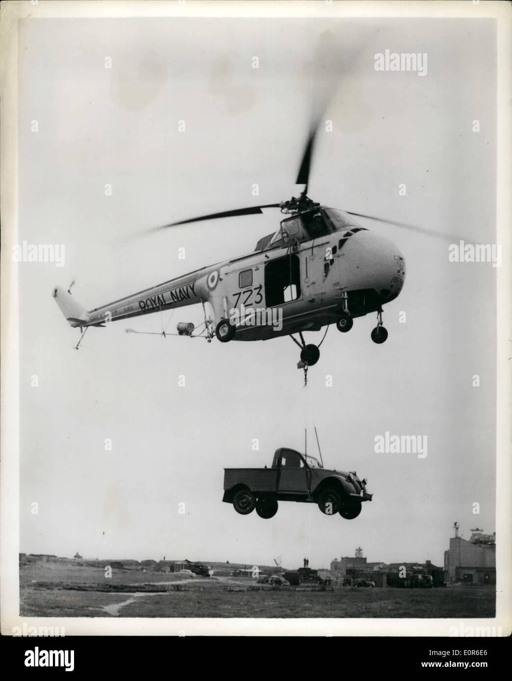 Juin 06, 1958 - La livraison par camion par Air : l'exercice s'échouer IX a eu lieu sur la côte sud de l'Angleterre pour démontrer les dernières méthodes d'atterrissage plage britannique et de l'équipement. Plus de 1 000 hommes ont pris part. Photo : montre Tourbillon- hélicoptère de la Royal Navy offre une 560 lbs chariot pour l'utilisation de l'armée. Banque D'Images