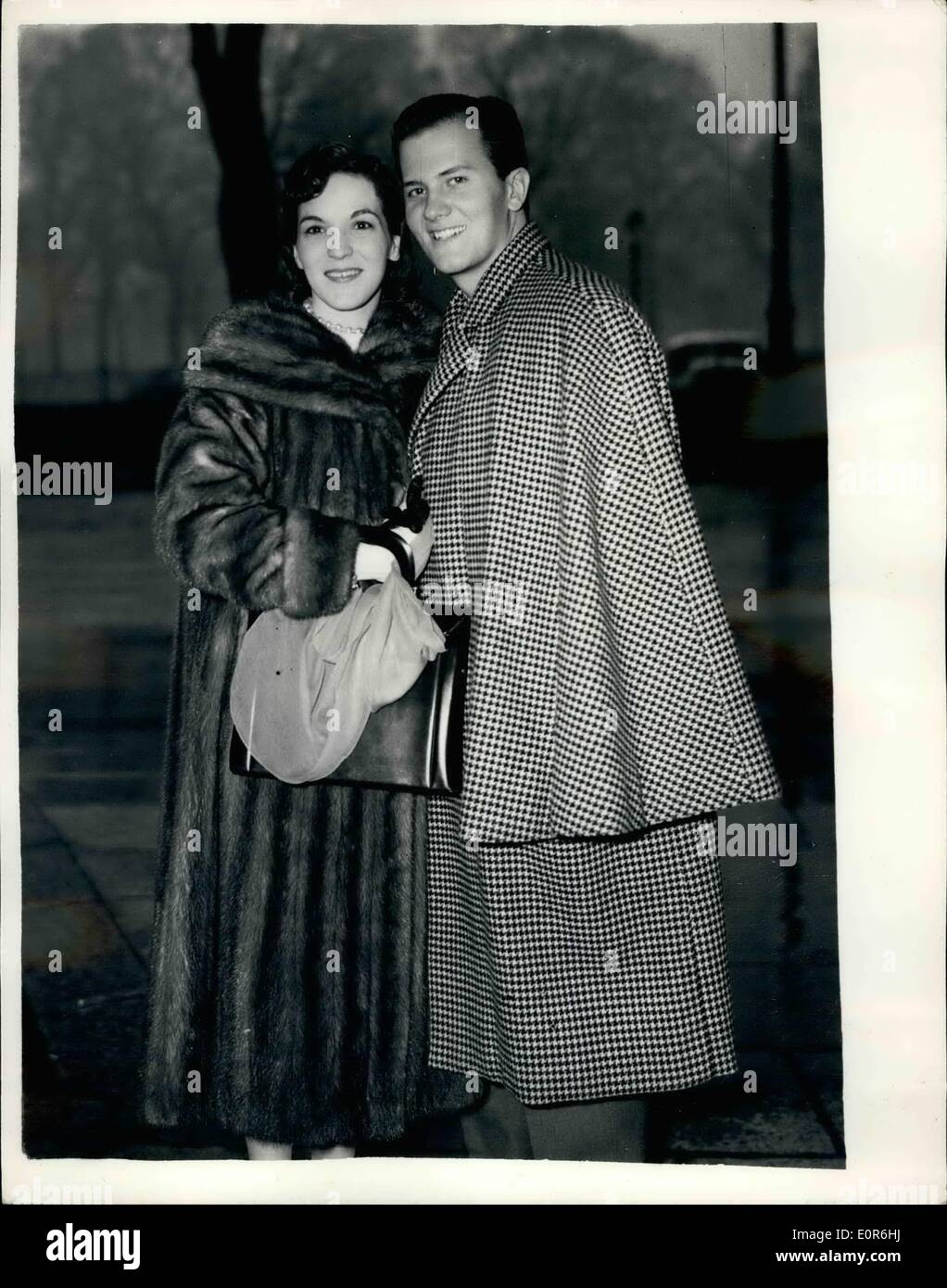 Avril 05, 1958 - 5-4-58 Pat Boone et épouse rendez visite à Londres. Dans la pluie Ã¢â€" la chanteuse américaine populaire et Pat Boone Banque D'Images