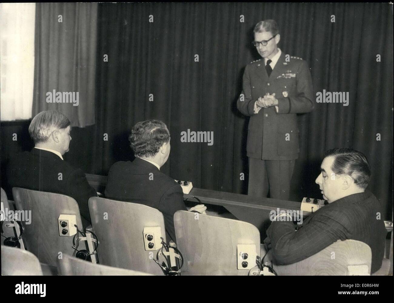 Avril 08, 1958 - général Norstad, commandant suprême des Forces alliées en Europe, a reçu trois dirigeants de la British Workers Party, Hugh Gaitskell, Aneurin Bevan, et George Brown, au SHAPE (Supreme Headquarters Allied Powers Europe) Banque D'Images