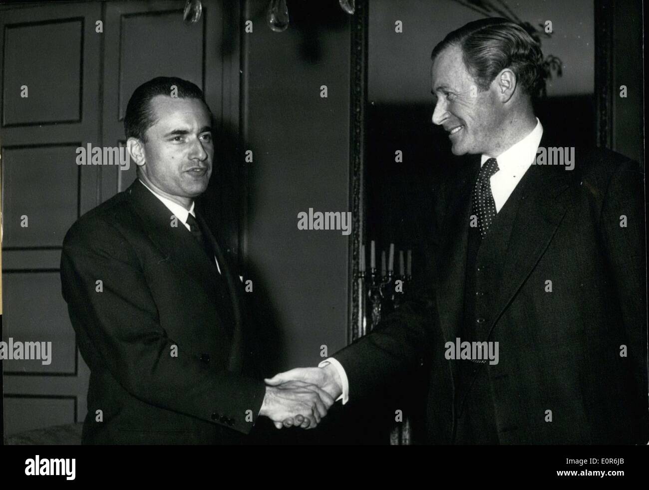 14 avril 1958 - Sandys est le ministre de la défense de la Grande-Bretagne. Chaban-Delmas est le ministre de la Défense nationale pour la France. Ils sont représentés se serrer la main avant leur réunion à Paris. Banque D'Images